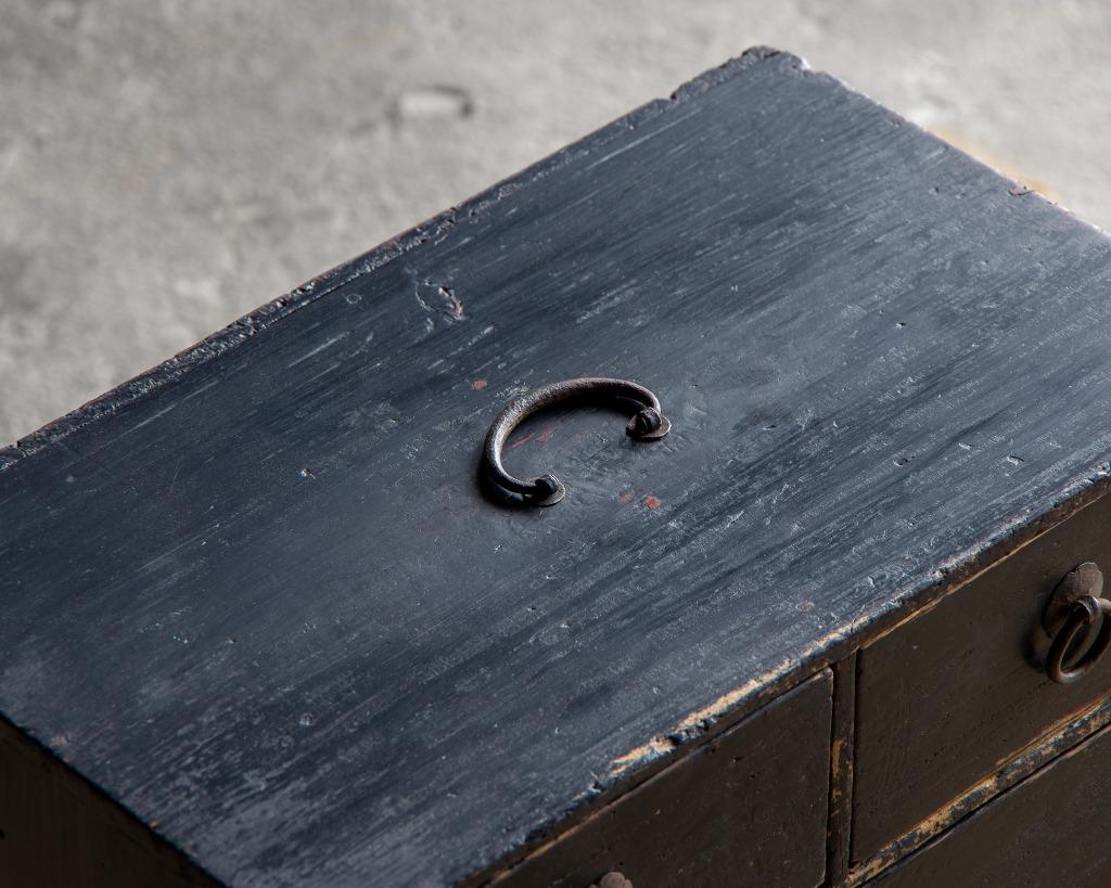 Japanese antique, black small drawer box, Meiji period (1868-1912) For Sale 8