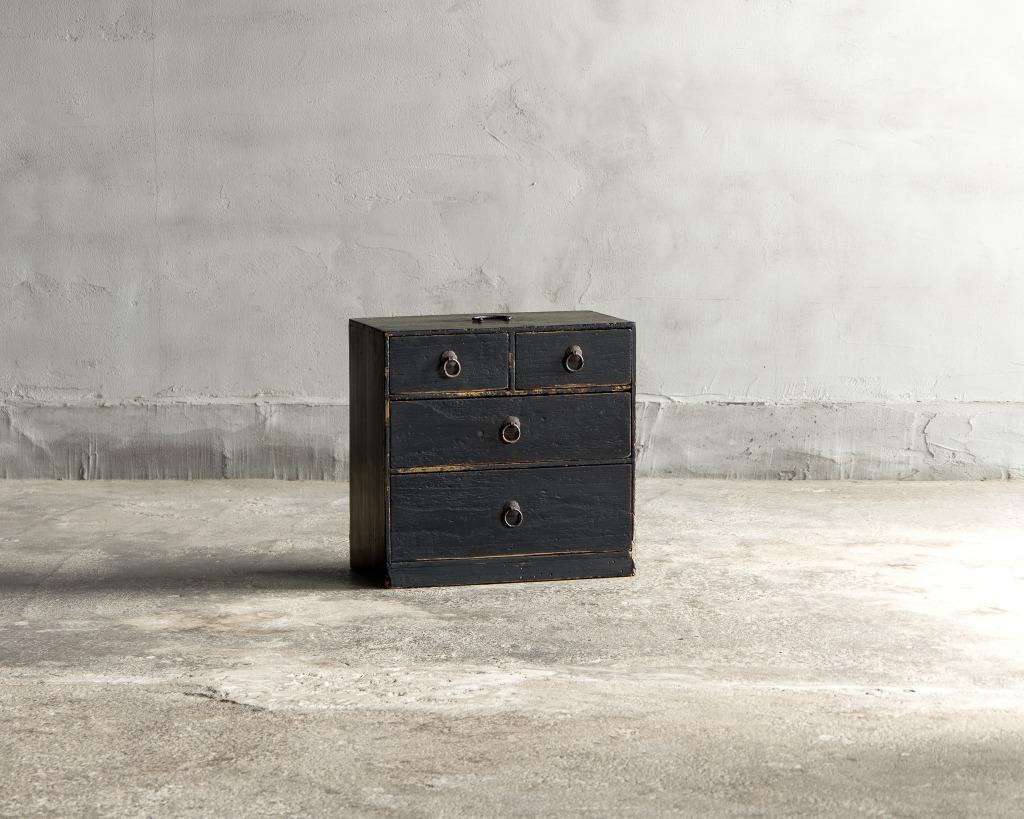 This small drawer is a valuable antique from the Meiji period of Japan. (1868-1912)

It is made of high-quality 