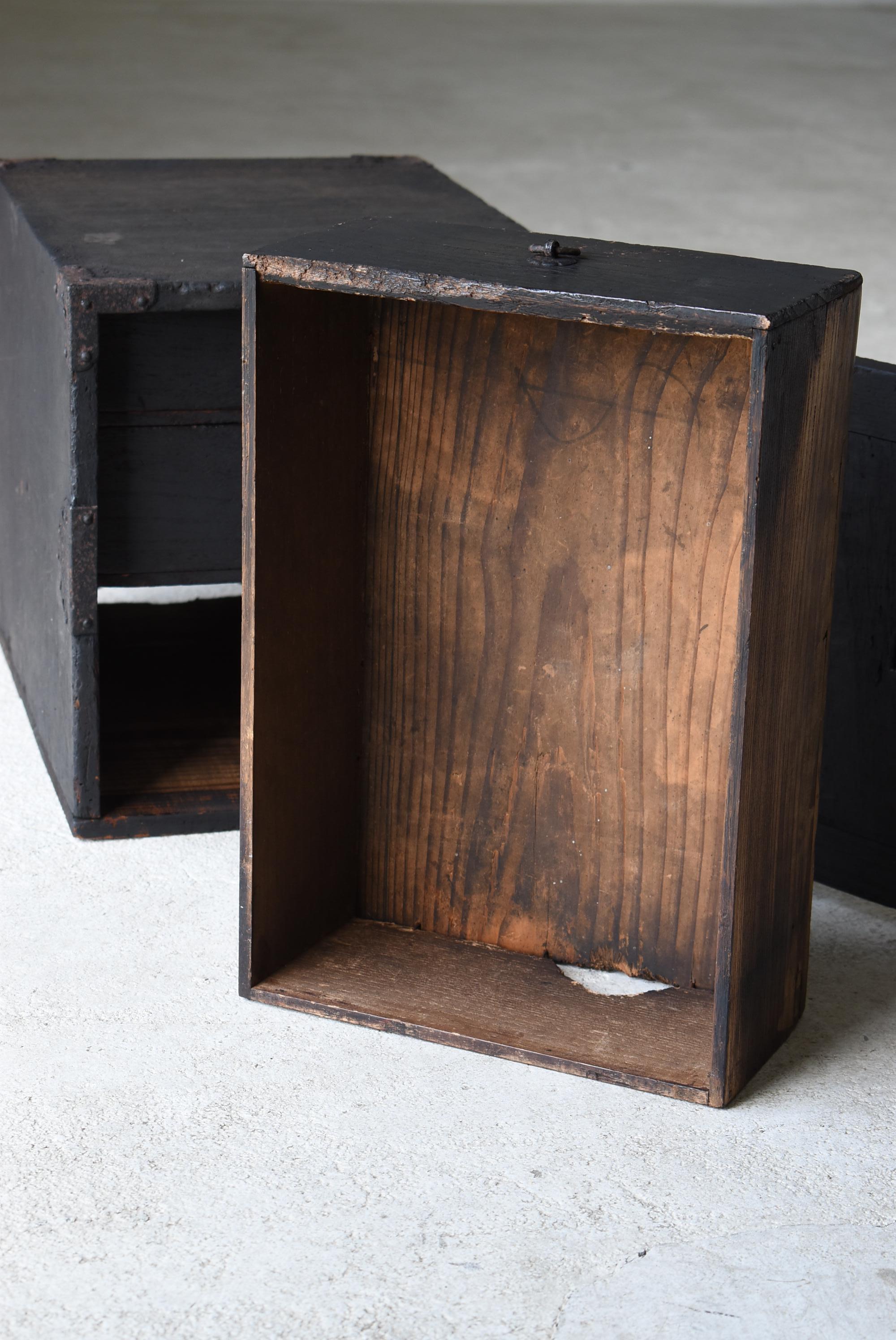 Boîte de rangement noire japonaise ancienne des années 1800-1860 / tiroir Tansu Wabisabi en vente 3