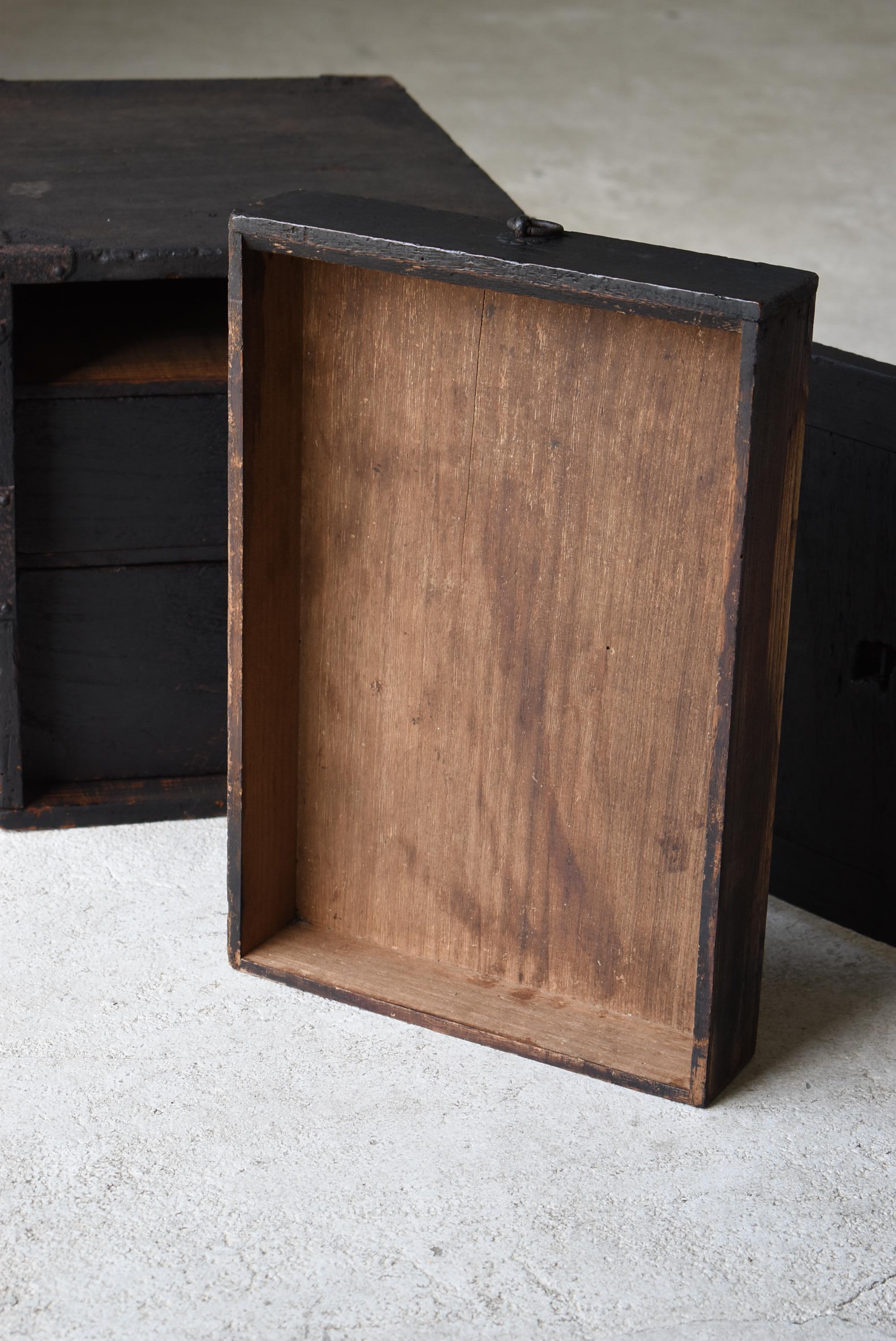 Boîte de rangement noire japonaise ancienne des années 1800-1860 / tiroir Tansu Wabisabi en vente 5