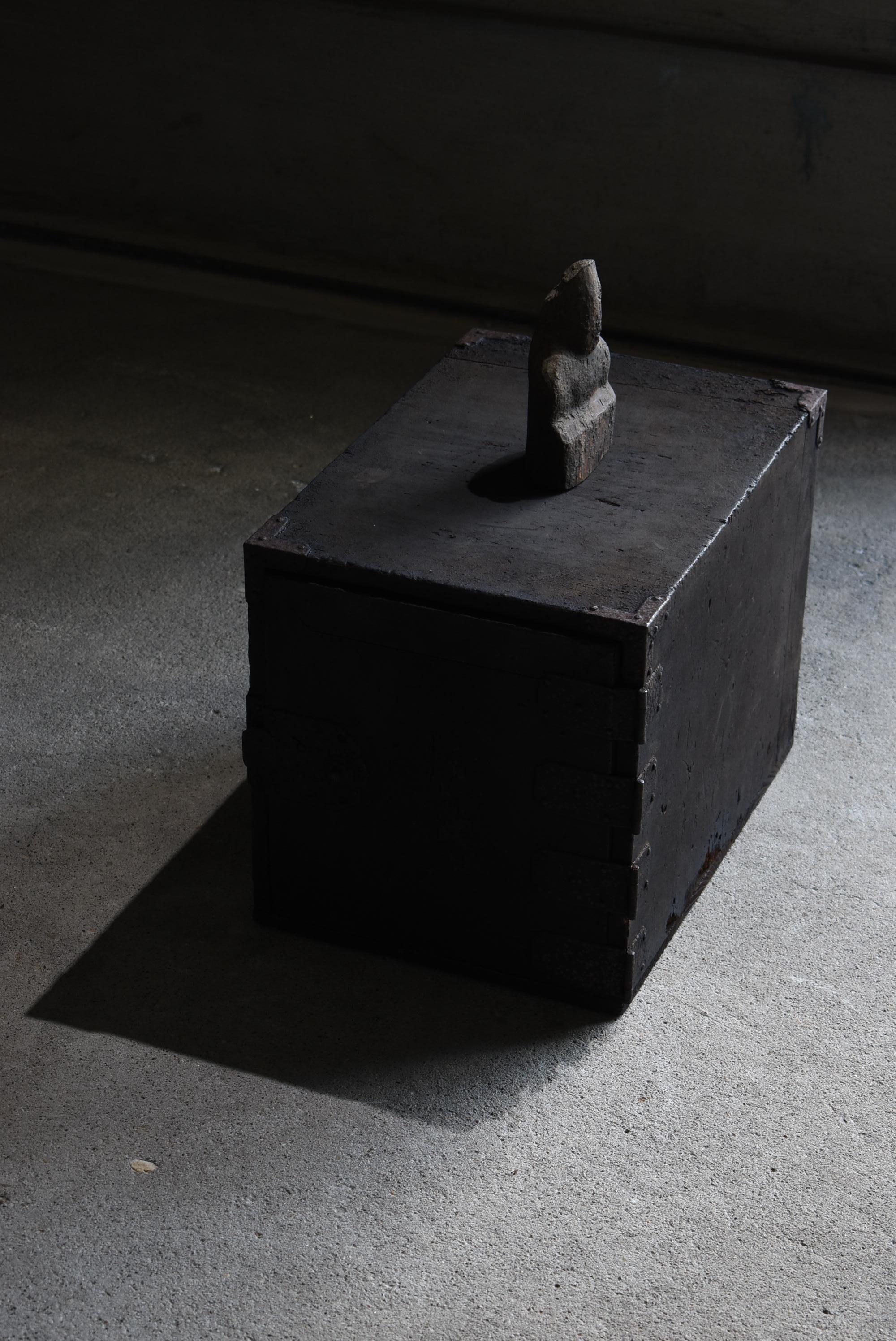 Boîte de rangement noire japonaise ancienne des années 1800-1860 / tiroir Tansu Wabisabi en vente 13