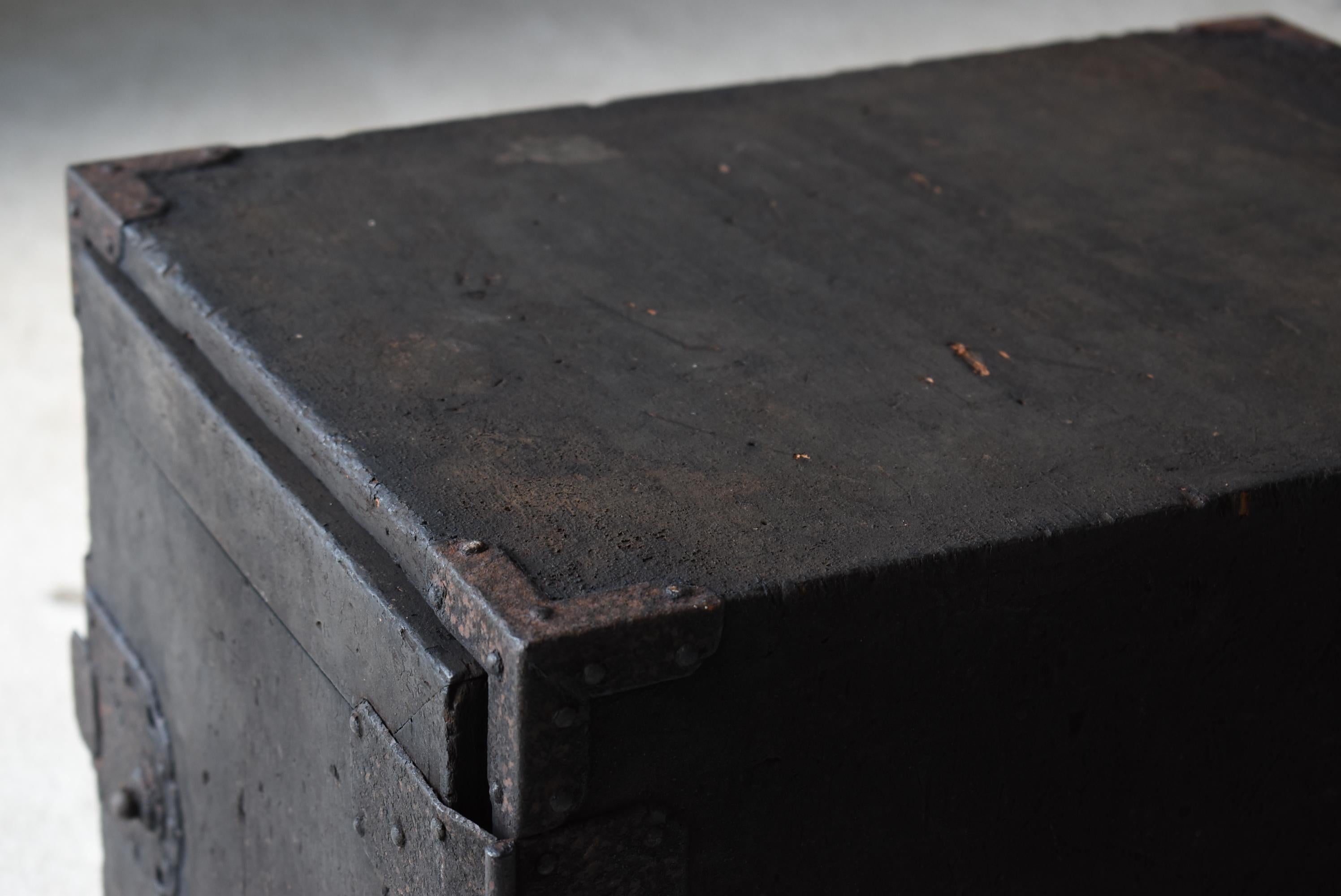 Boîte de rangement noire japonaise ancienne des années 1800-1860 / tiroir Tansu Wabisabi Bon état - En vente à Sammu-shi, Chiba