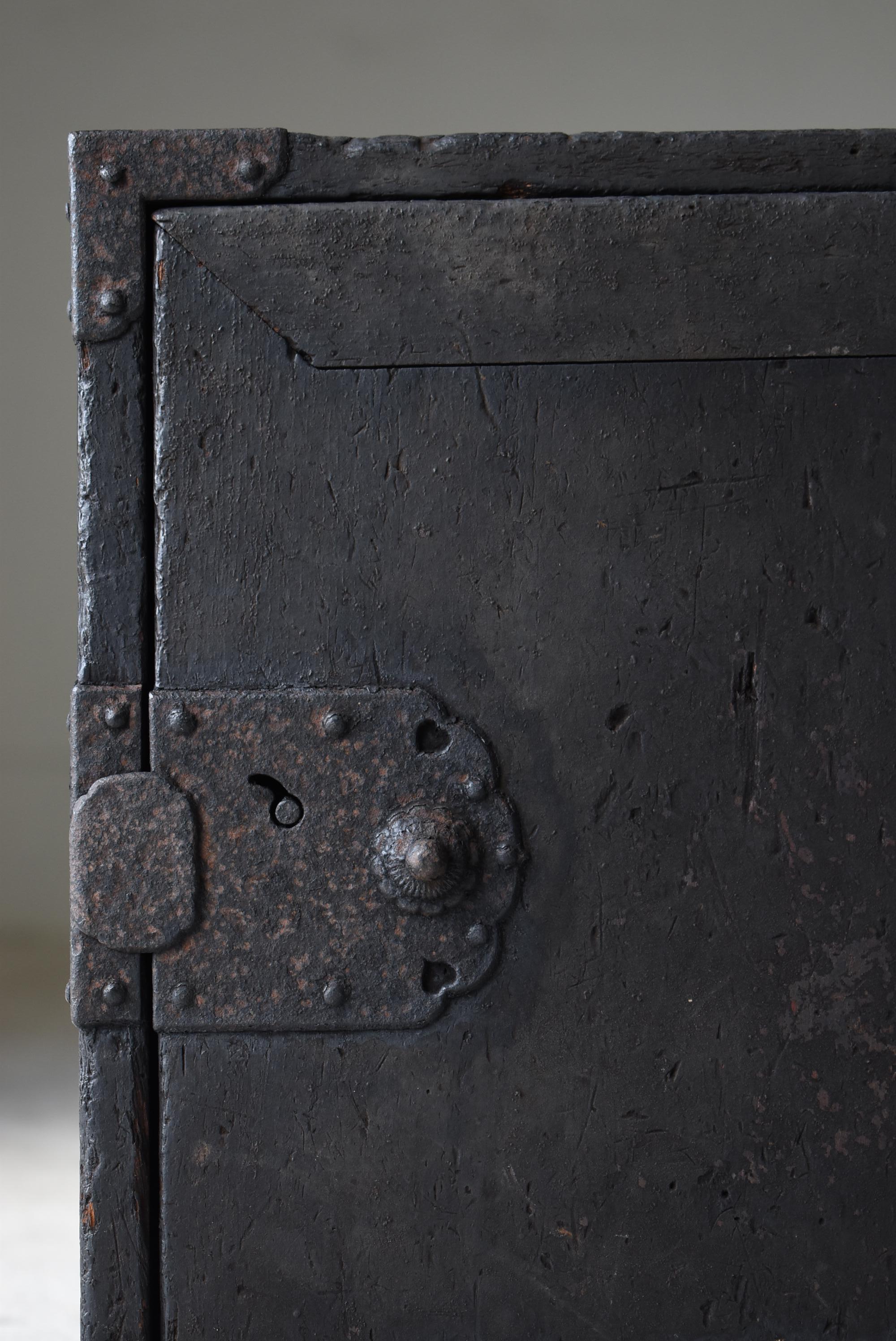 Japanische antike schwarze Aufbewahrungsbox 1800er-1860er Jahre / Schublade Tansu Wabisabi im Angebot 1