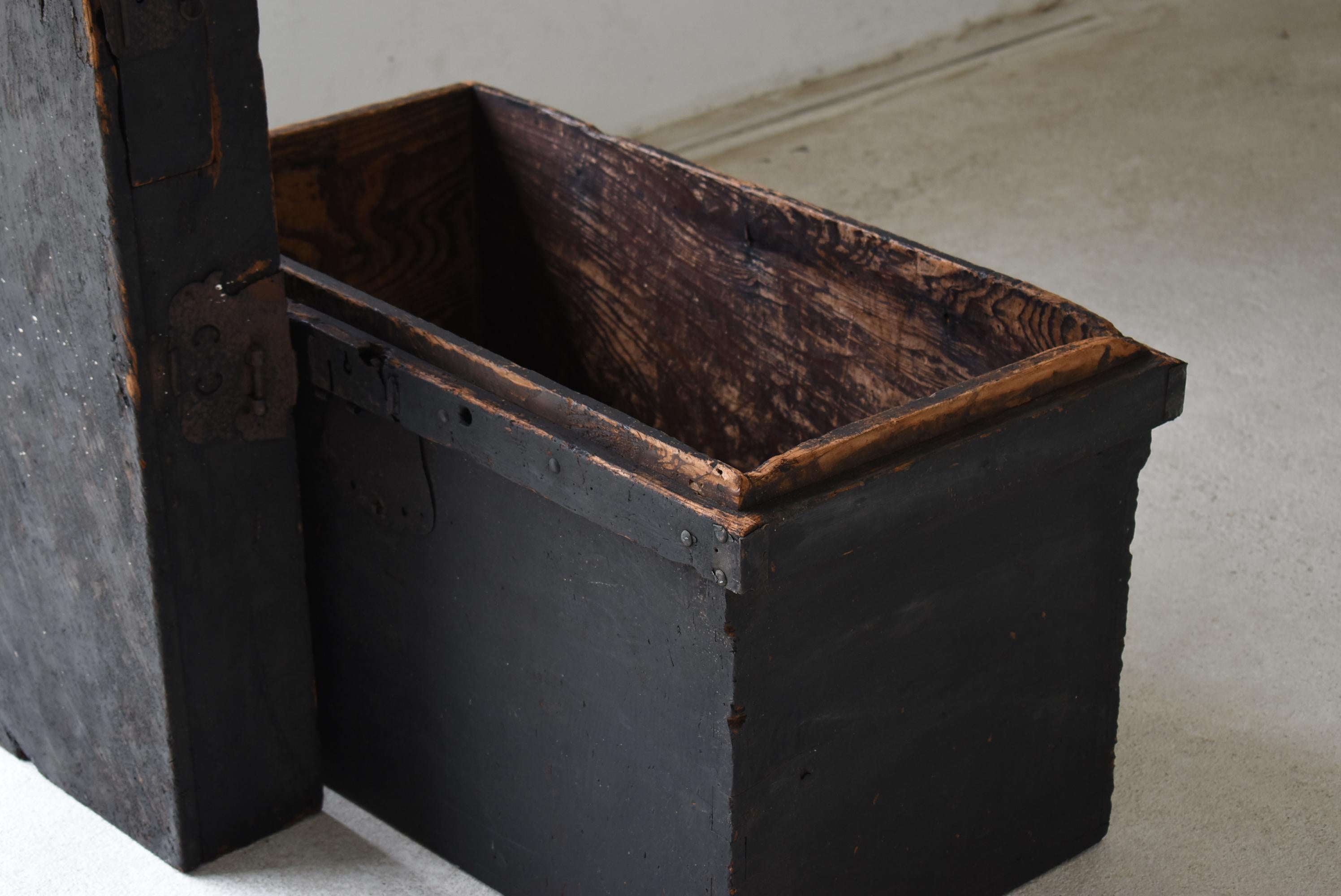 Japanese Antique Black Storage Box 1800s-1860s / Tansu Sofa Table Wabi Sabi For Sale 10