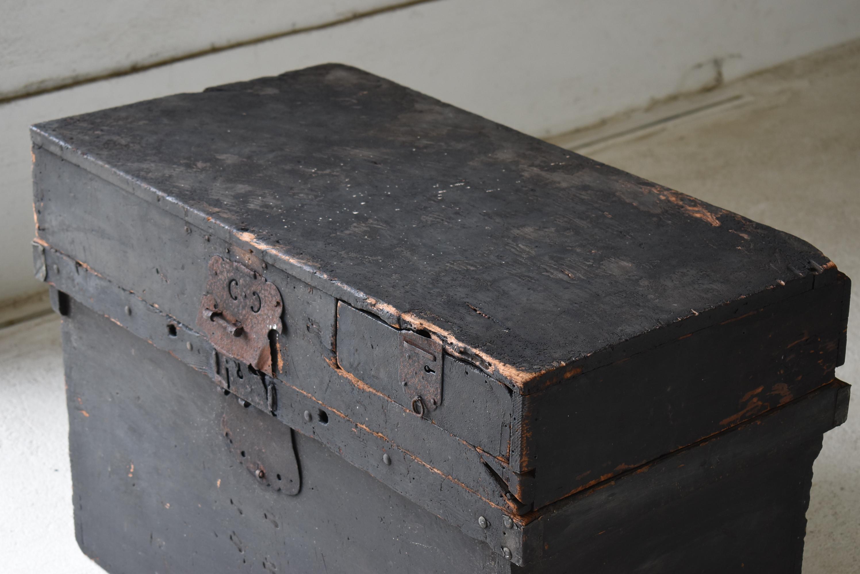 Japanese Antique Black Storage Box 1800s-1860s / Tansu Sofa Table Wabi Sabi In Good Condition For Sale In Sammu-shi, Chiba
