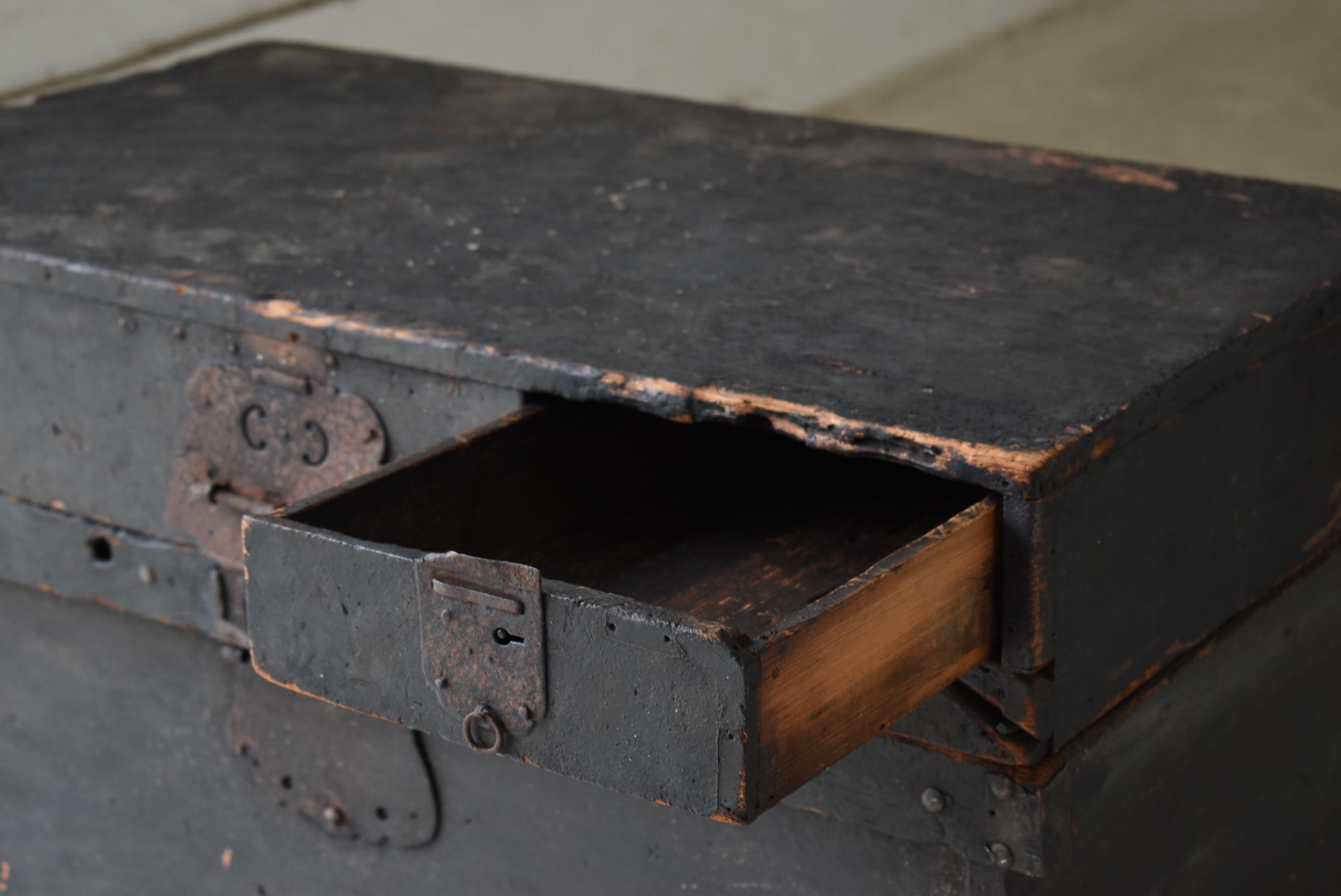 Japanese Antique Black Storage Box 1800s-1860s / Tansu Sofa Table Wabi Sabi For Sale 3