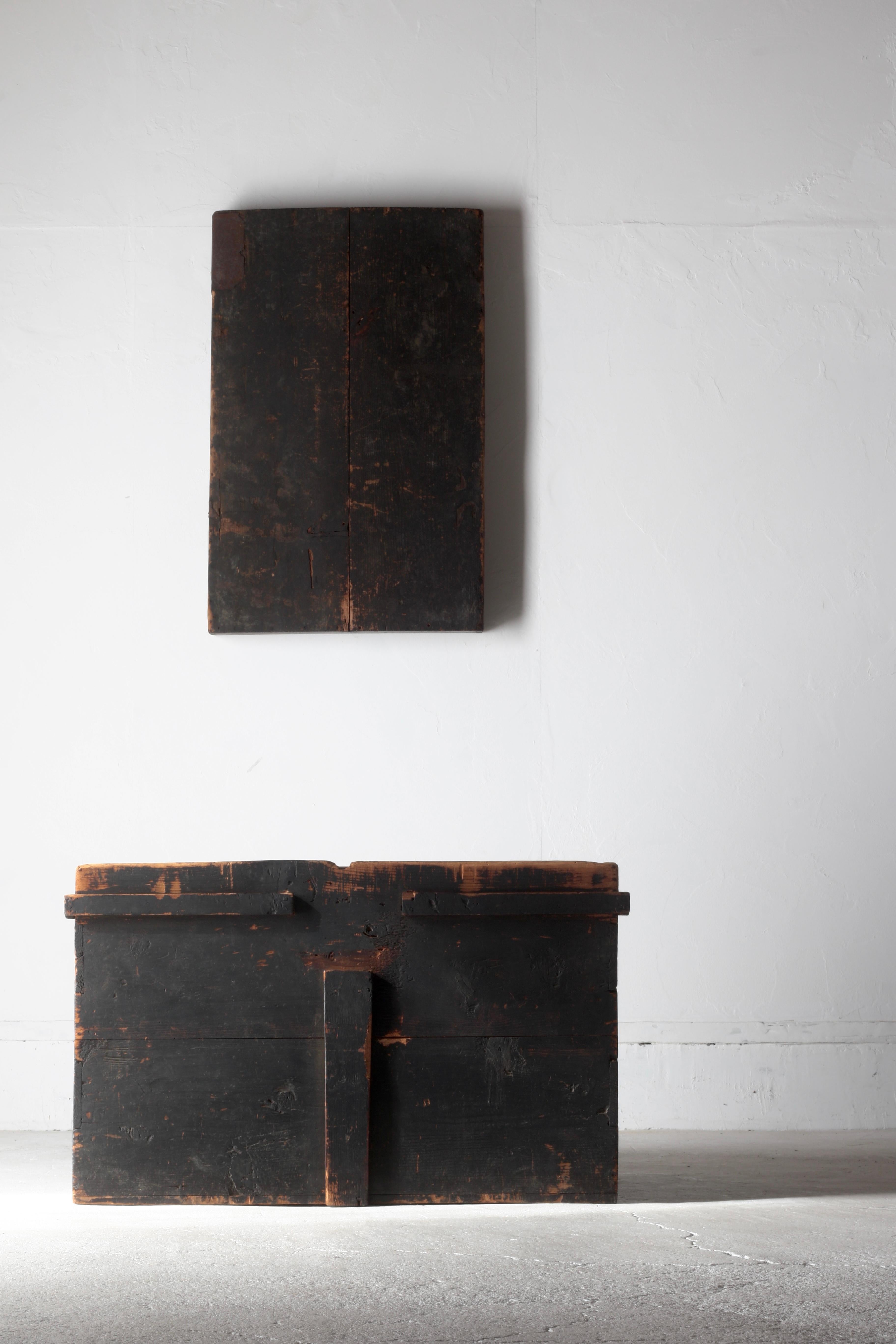 Si tratta di una scatola giapponese in legno nero.

Probabilmente risale al periodo Edo.

Si tratta di uno degli utensili popolari più utilizzati in Giappone all'inizio dell'era moderna, una scatola di legno rettangolare utilizzata per riporre