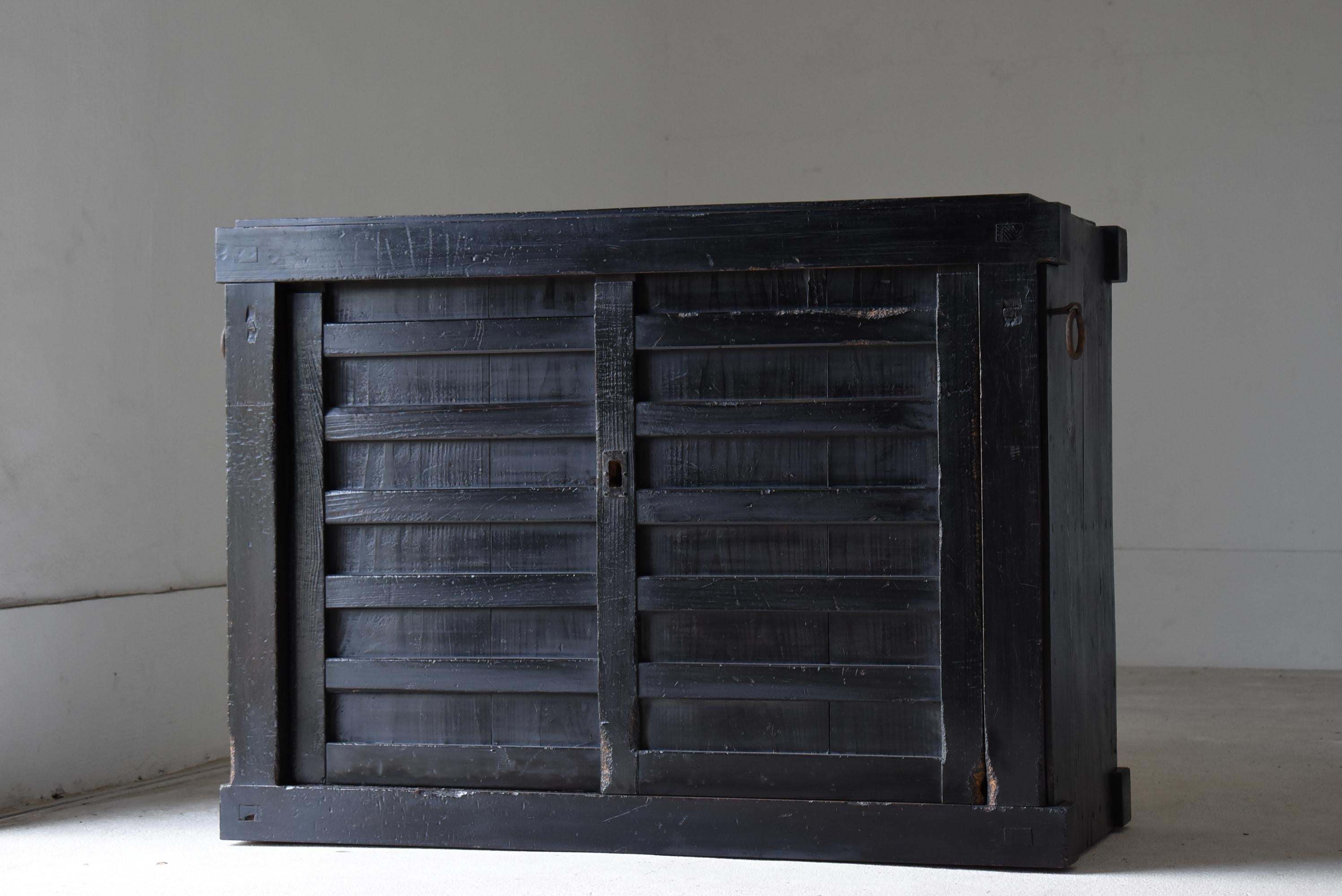 This is an old Japanese black large tansu.
It is from the Meiji period (1860s-1900s).
It is made of cedar wood.

This furniture has a story.
This seems to have been used as a safe (valuables box) in those days.
To prevent theft from thieves, the