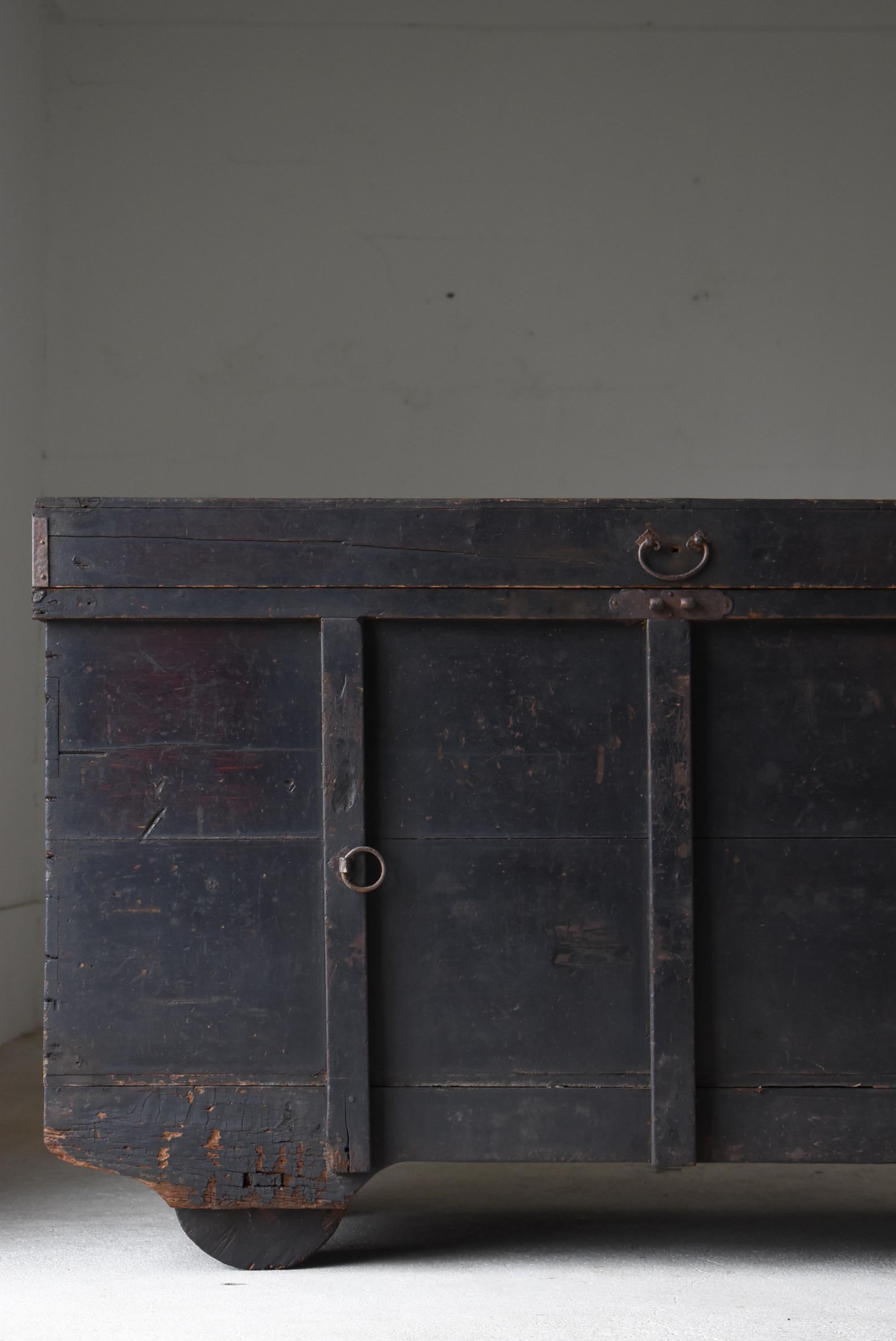 This is a very old Japanese black Tansu.
This furniture is from the Meiji period (1860s-1900s).
It is made of cedar wood and the handles are made of iron.

Tansu with wheels are extremely rare.
It is used to store bedding, kimonos, etc. and for