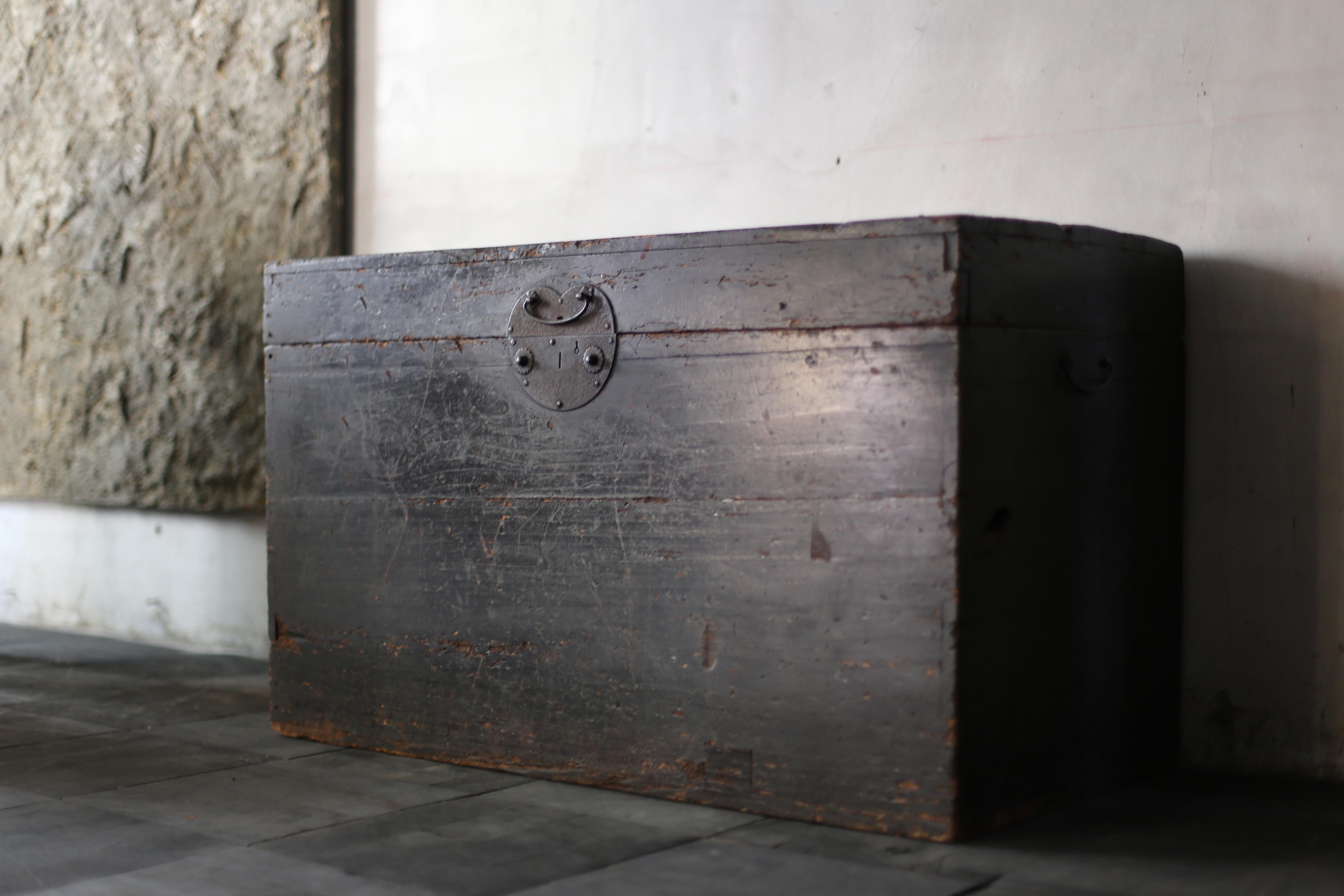 Very old Japanese storage box.
This furniture was made in the Meiji period (1860s-1900s).
Material is cedar wood.

No unnecessary decoration, simple and beautiful.
Ultimate simplicity.
It is cool in smoked black color.

This furniture is versatile