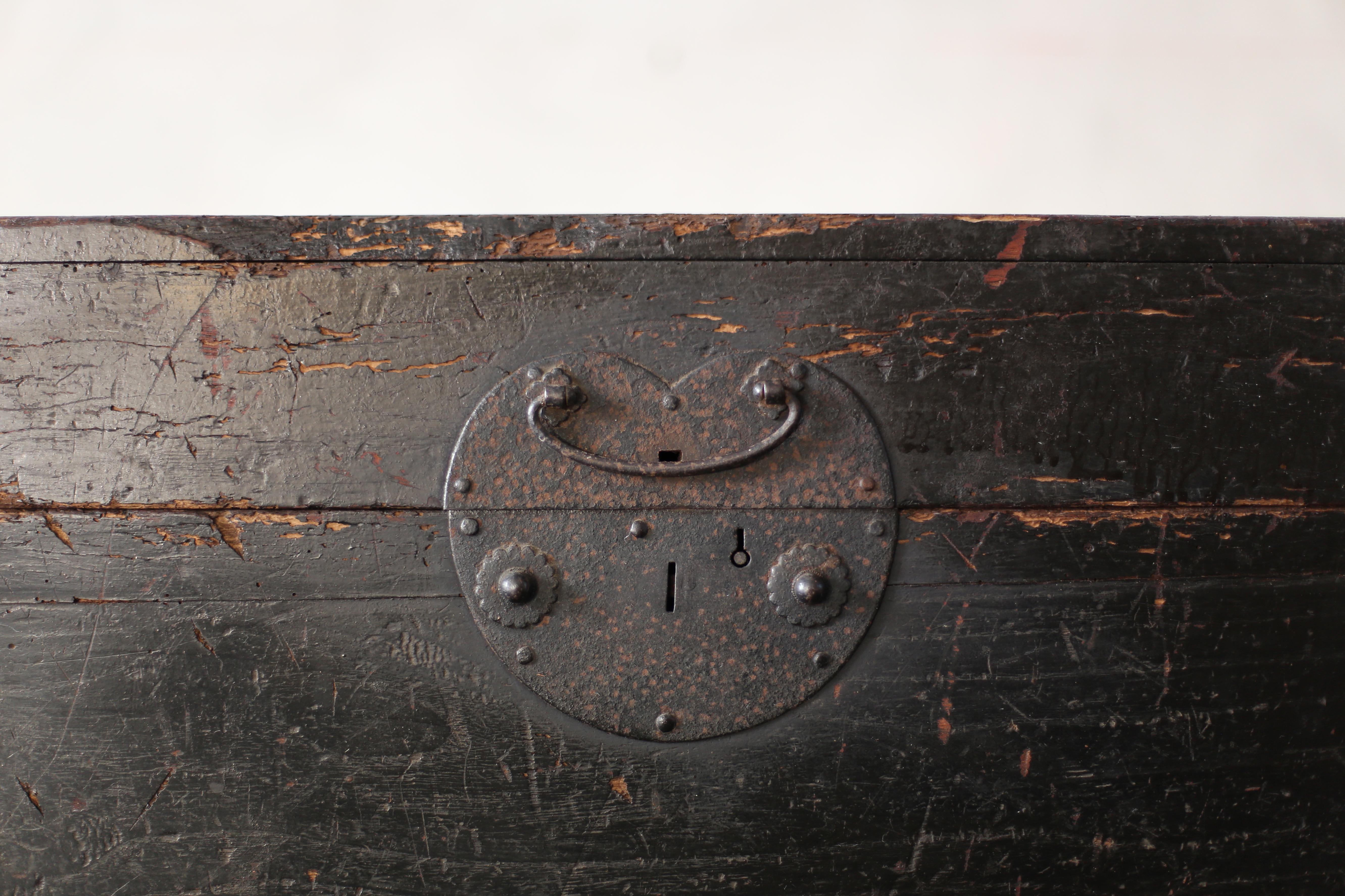 Japanese Antique Black Tansu 1860s-1900s / Storage Box Sofa Table Wabisabi In Good Condition For Sale In Sammu-shi, Chiba