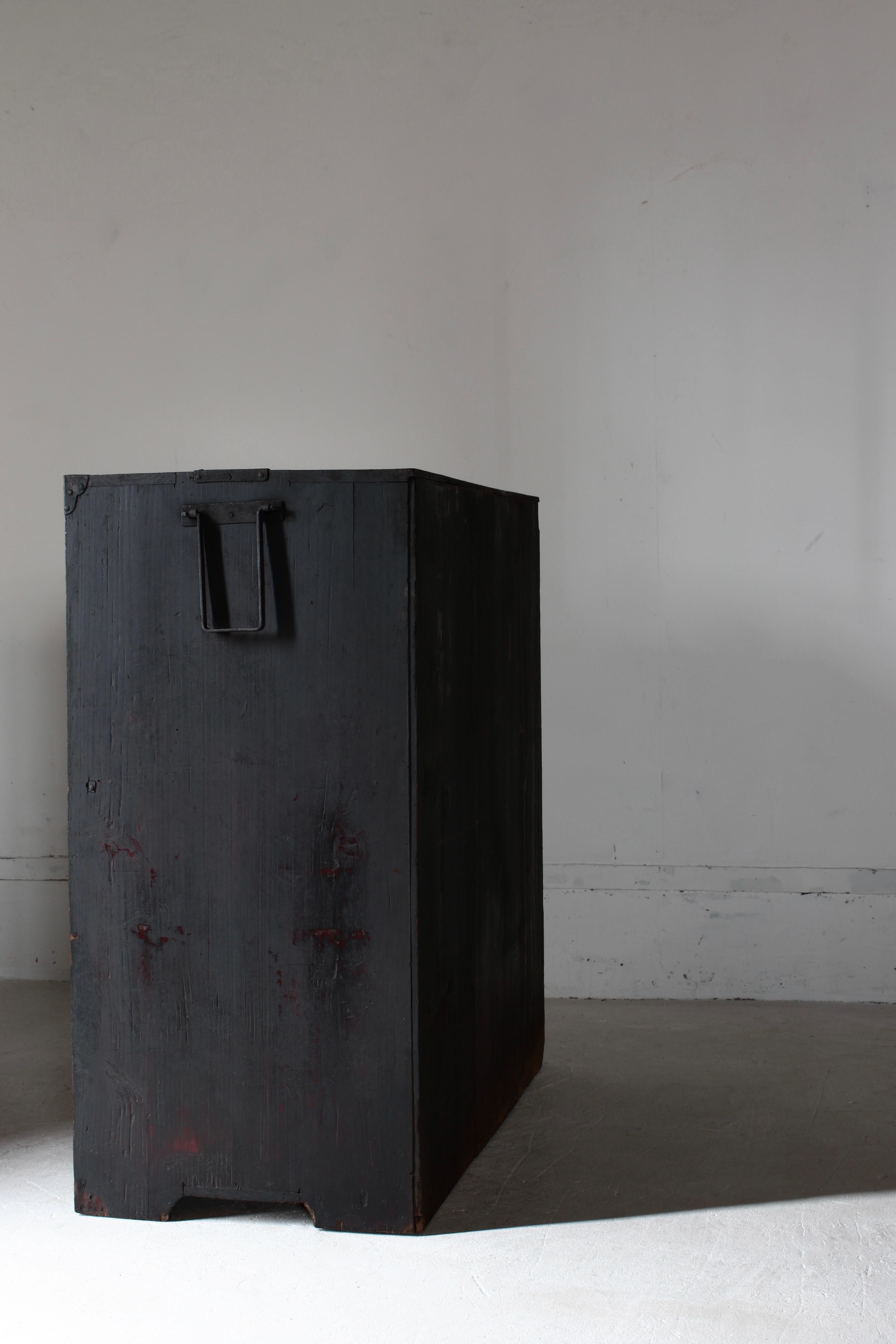 Fer Antiquités japonaises Tansu / Tiroir de cabinet noir / 1868-1912s / Wabi-Sabi Mingei