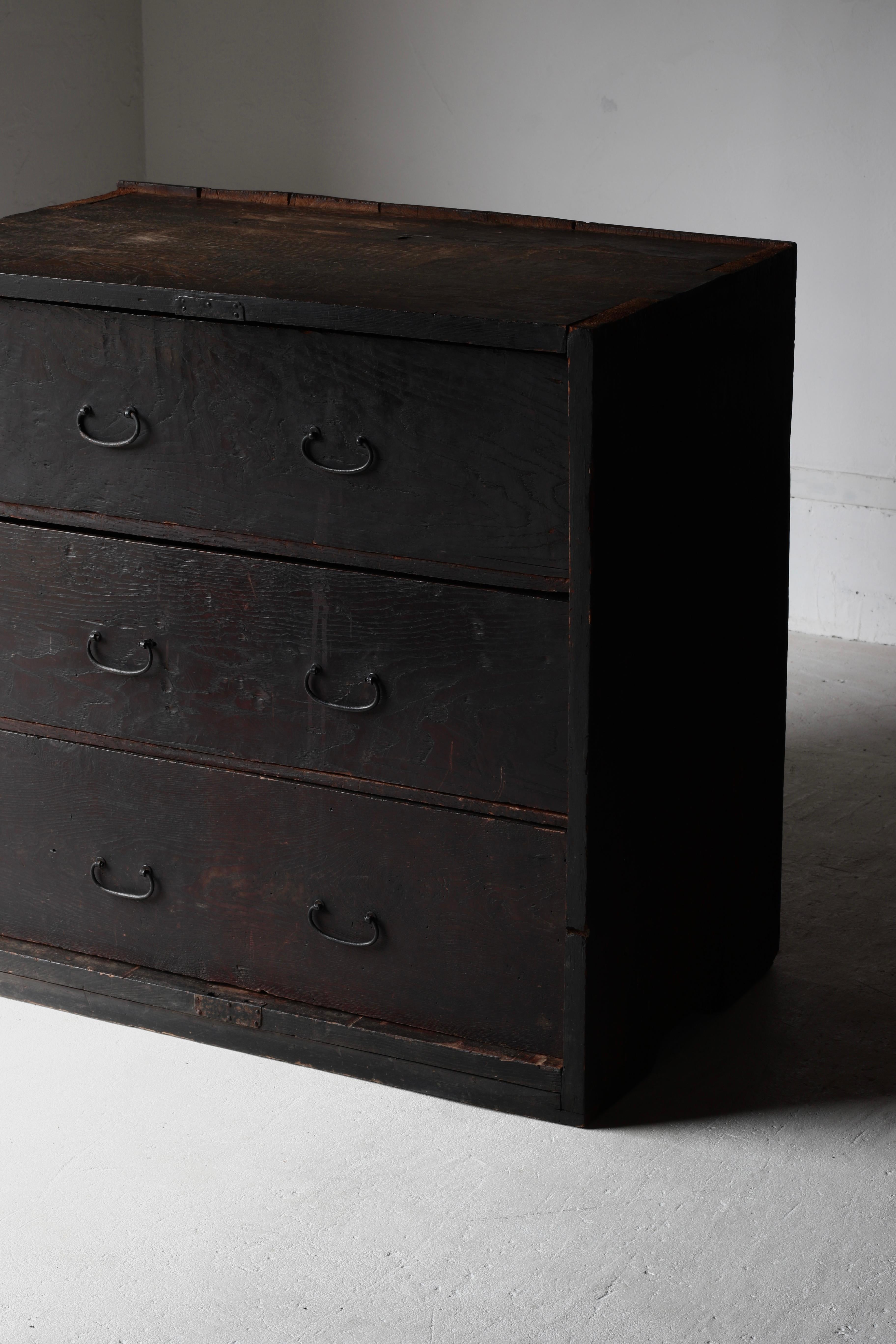 Antico Tansu nero giapponese / Credenza / 1868-1912 Wabi-sabi in vendita 1