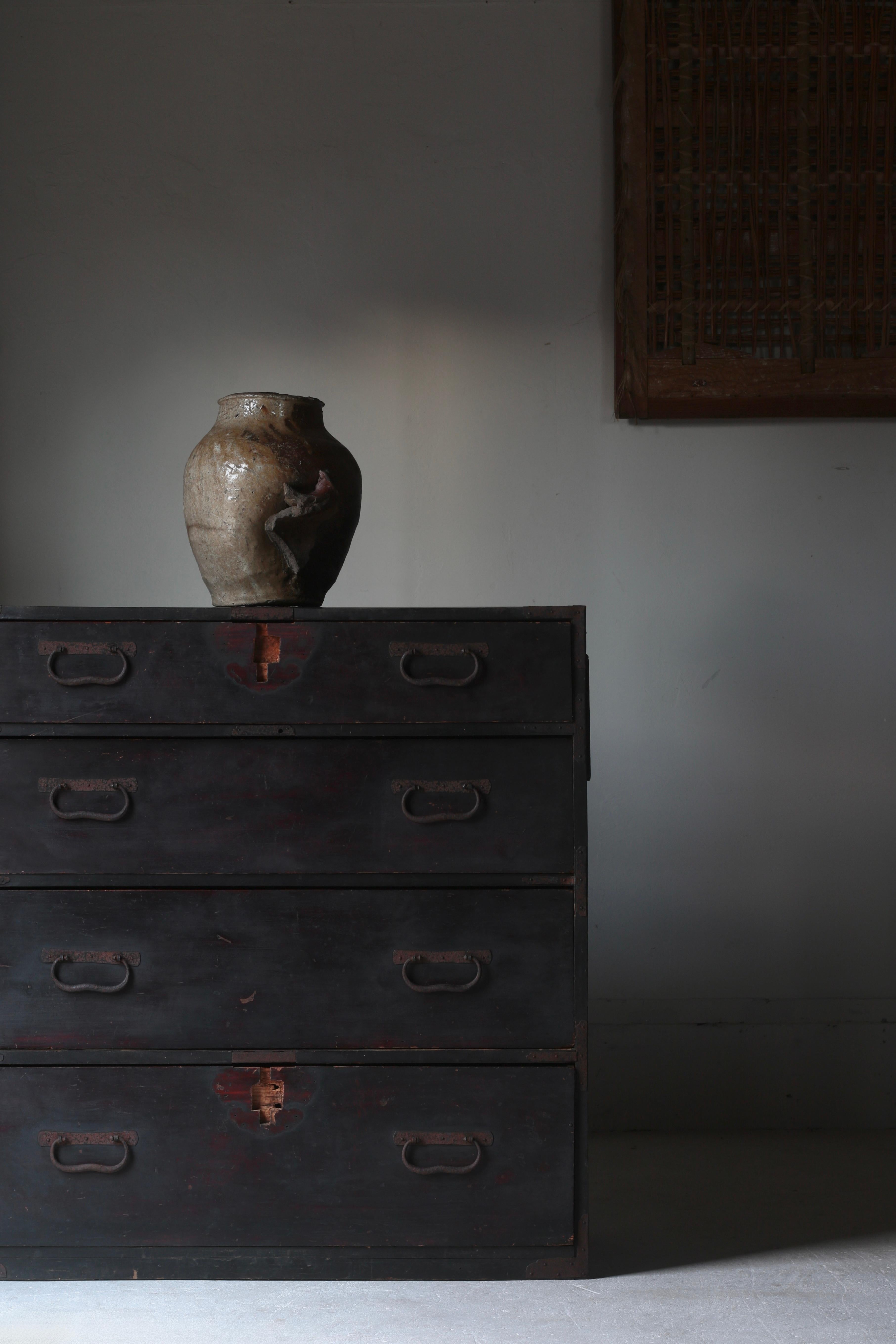 This is a traditional black tansu in Japan.
It is thought to date back to the Meiji period and is made of cedar wood.

It has been used by near the hearth for many years, so the accumulation of soot has caused it to turn a natural black color.

The