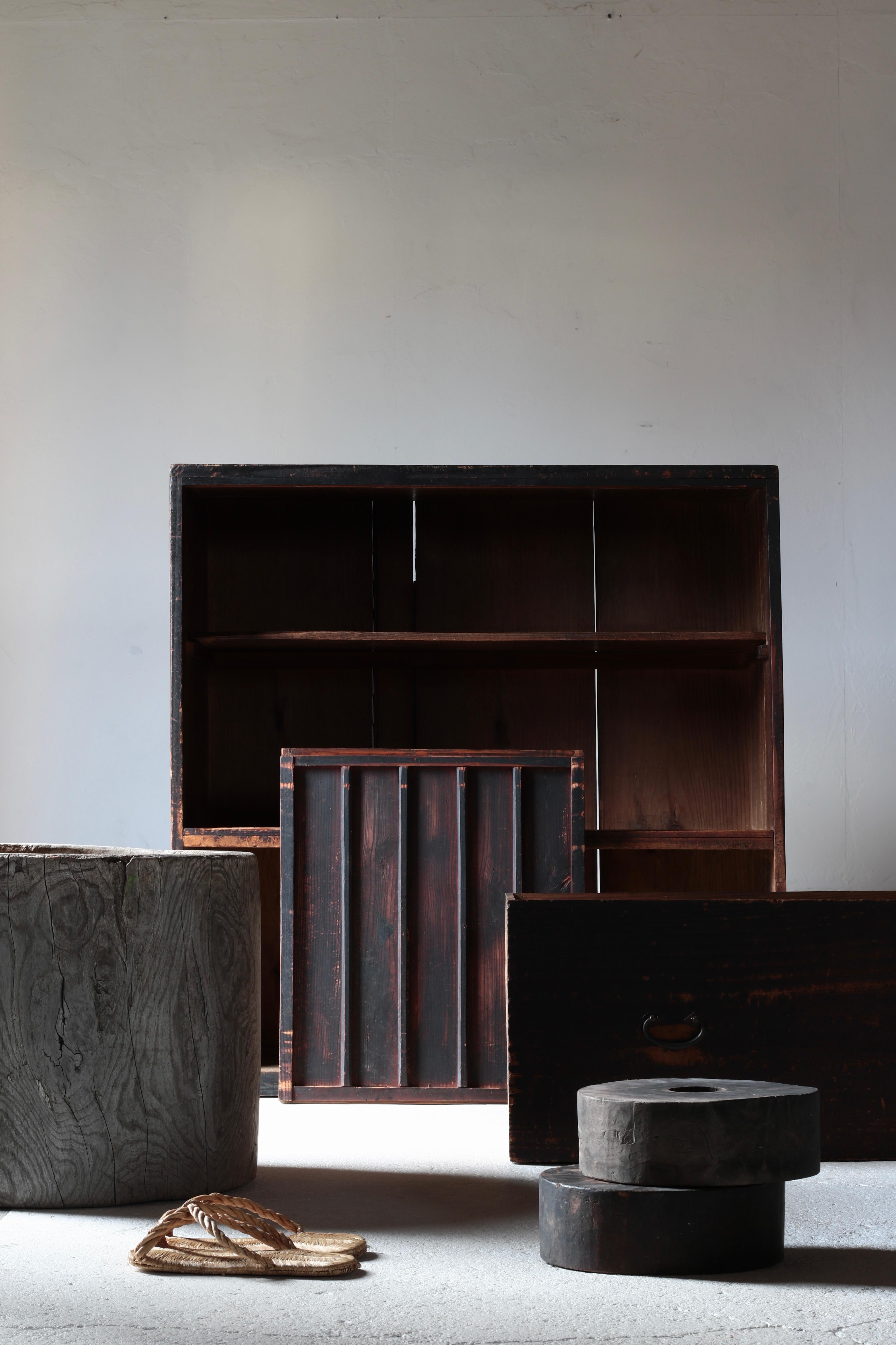 Japanische antike schwarze Tansu / Schrankaufbewahrung / 1868-1912er Jahre / Wabi-Sabi Mingei (Meiji-Periode) im Angebot