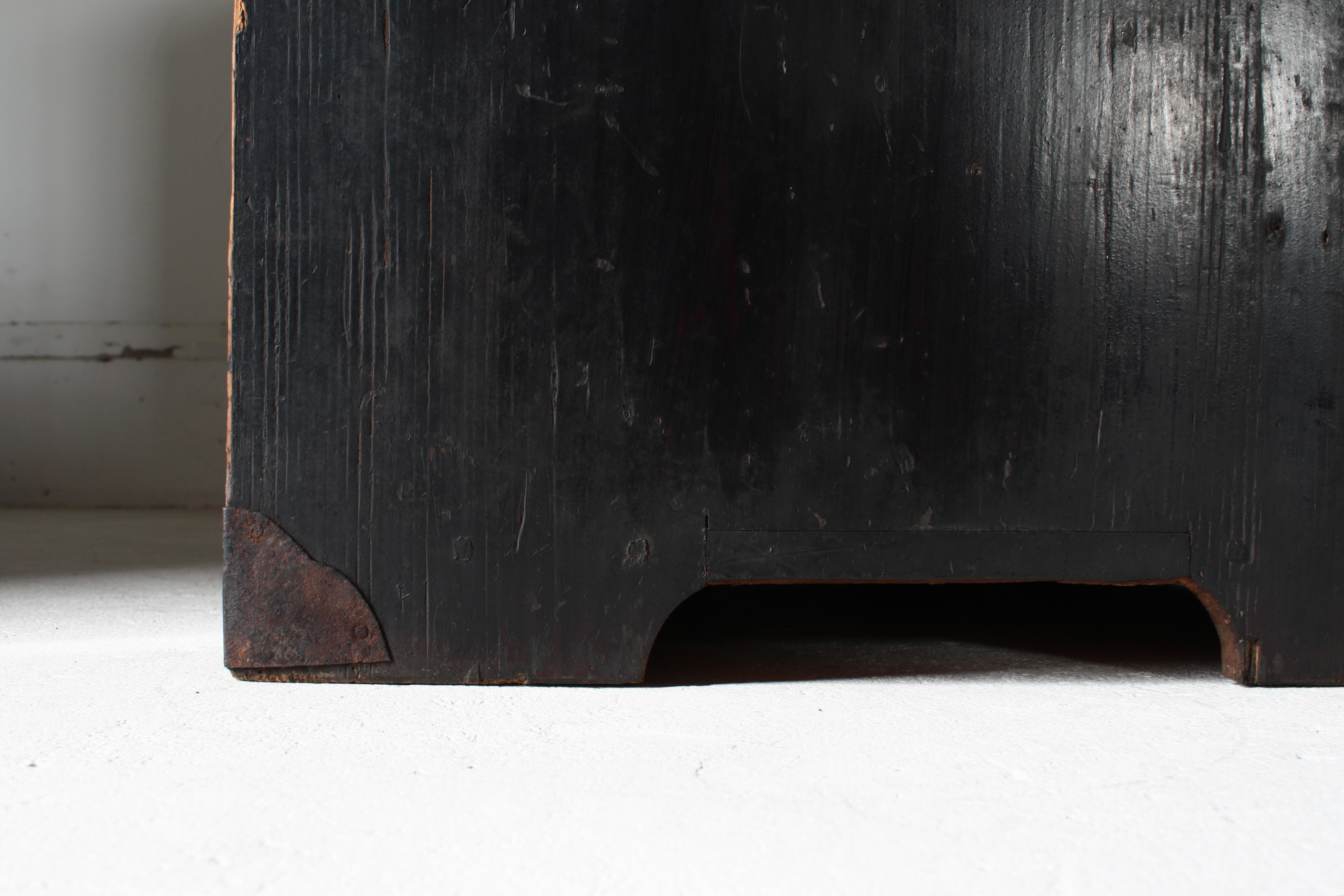 Japanischer antiker schwarzer Tansu / Schubladenschrank / 1868-1912s Wabi-Sabi im Angebot 6