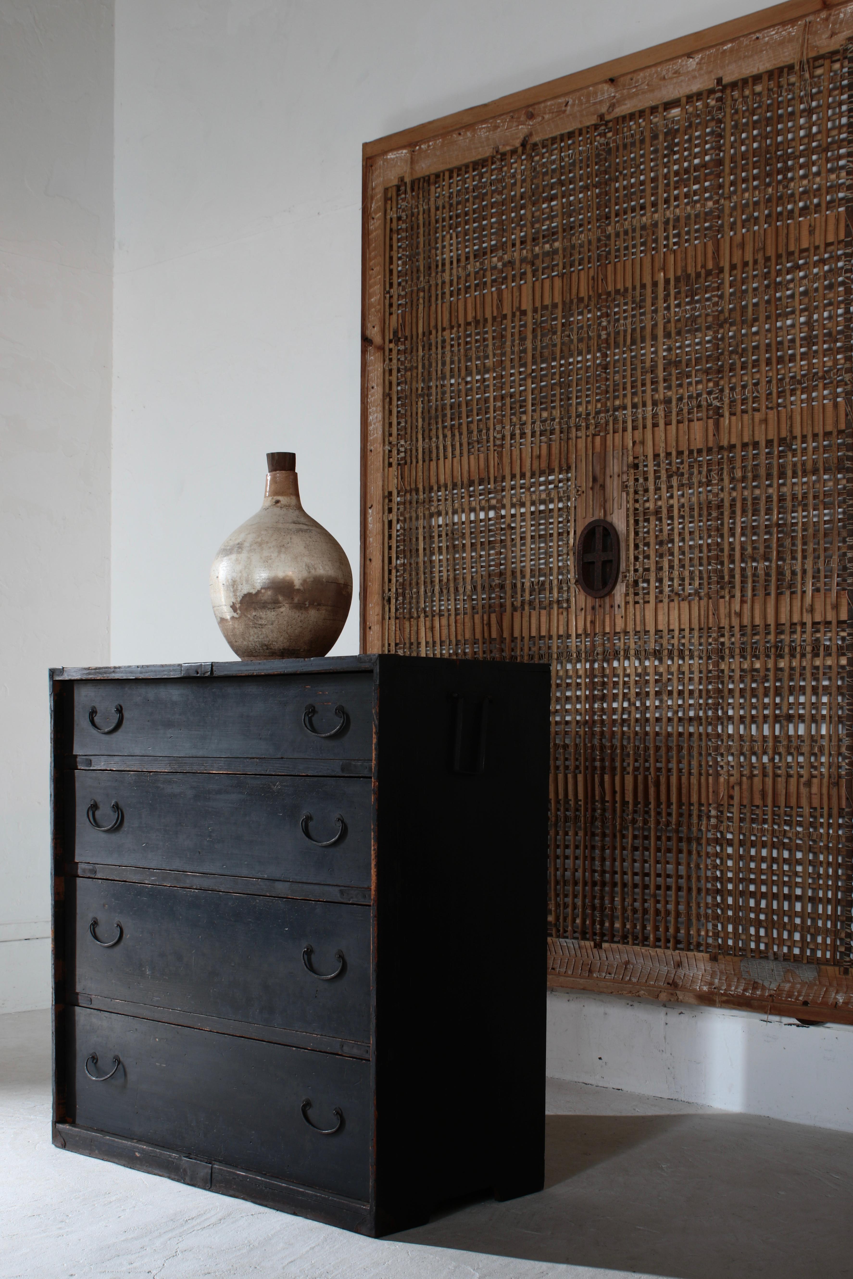Japanischer antiker schwarzer Tansu / Schubladenschrank / 1868-1912s Wabi-Sabi (Meiji-Periode) im Angebot