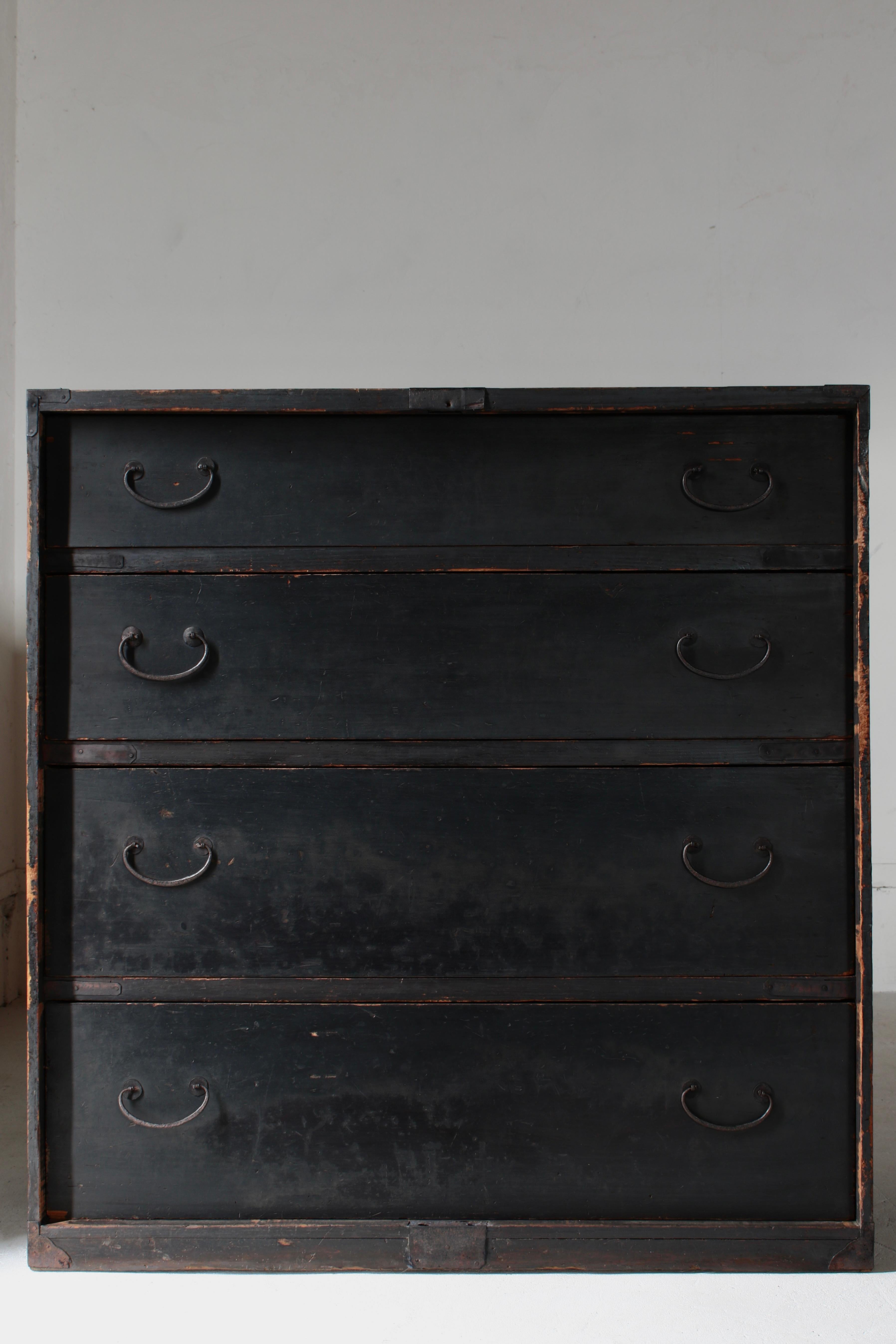 Japanischer antiker schwarzer Tansu / Schubladenschrank / 1868-1912s Wabi-Sabi (Holzarbeit) im Angebot