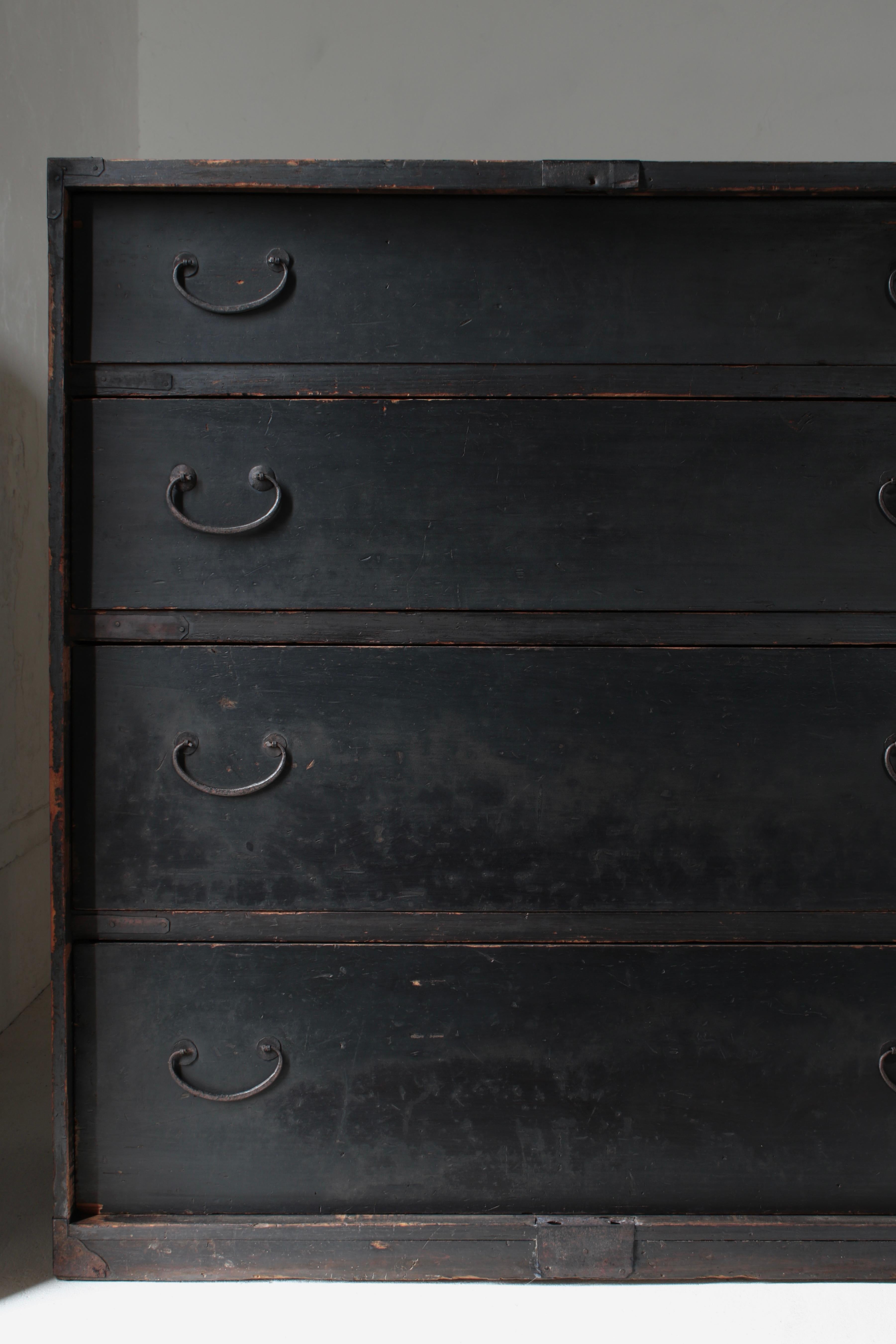 Japanischer antiker schwarzer Tansu / Schubladenschrank / 1868-1912s Wabi-Sabi im Zustand „Gut“ im Angebot in Iwate-gun Shizukuishi-cho, Iwate Prefecture