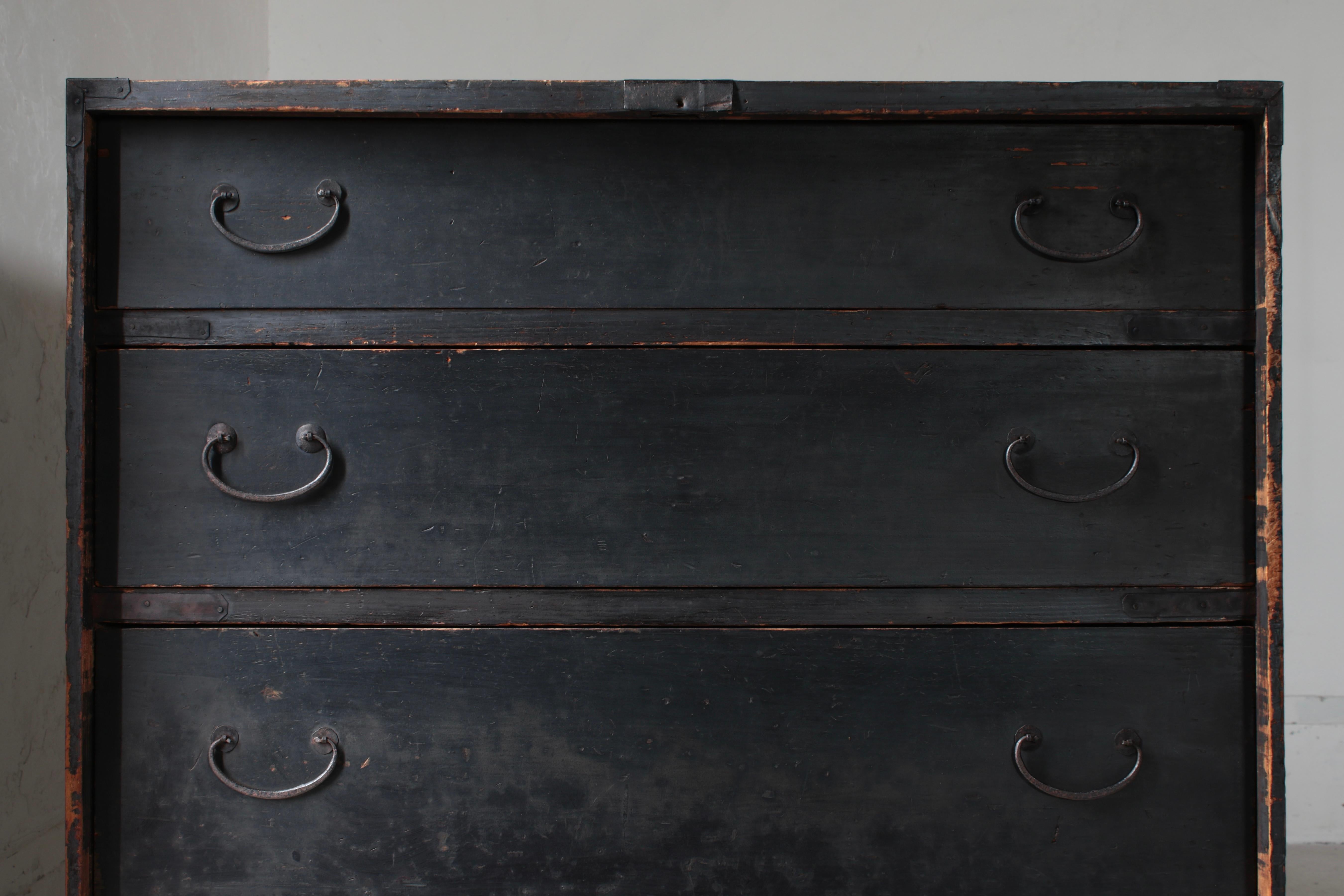 Japanischer antiker schwarzer Tansu / Schubladenschrank / 1868-1912s Wabi-Sabi (19. Jahrhundert) im Angebot