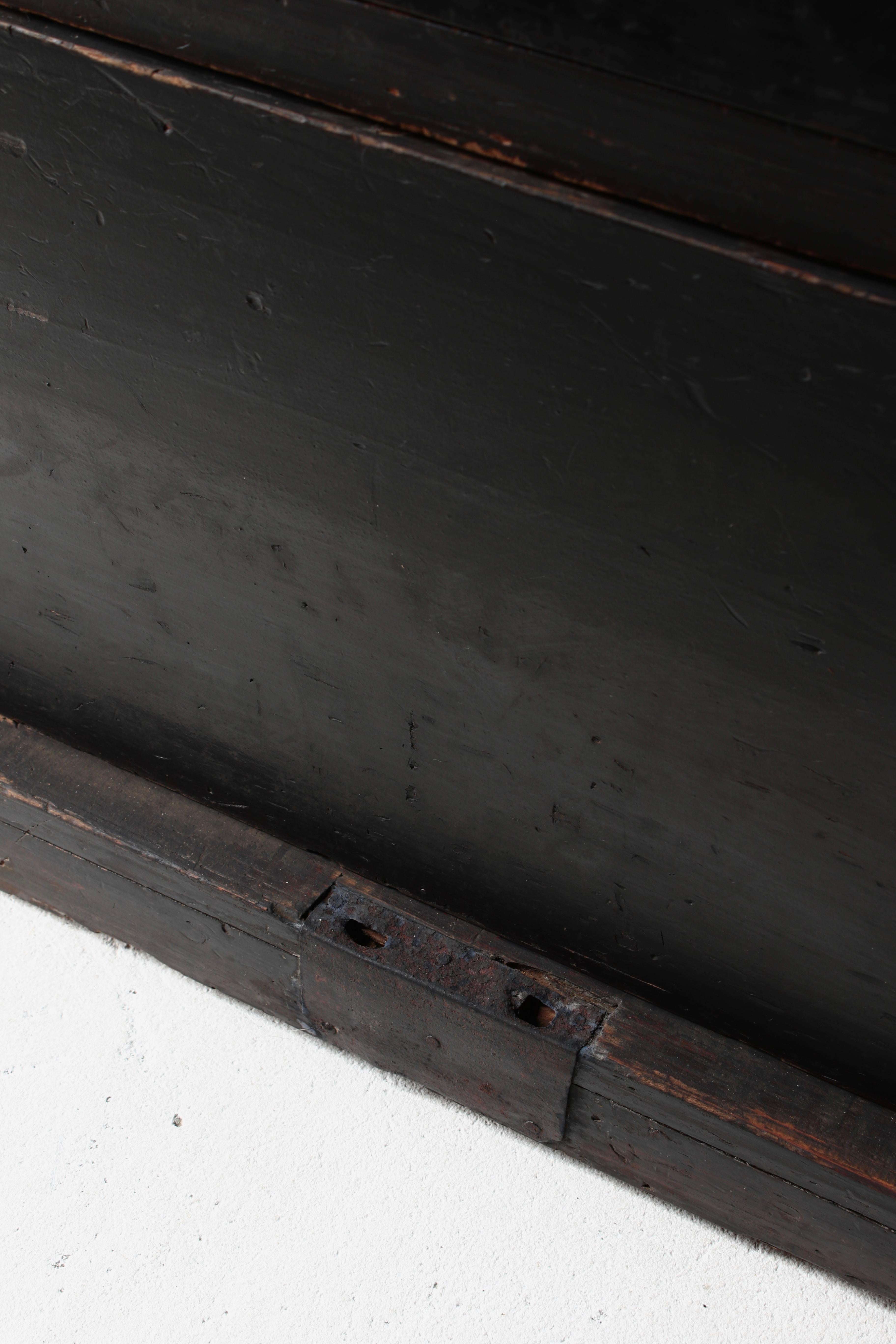 Japanischer antiker schwarzer Tansu / Schubladenschrank / 1868-1912s Wabi-Sabi im Angebot 1