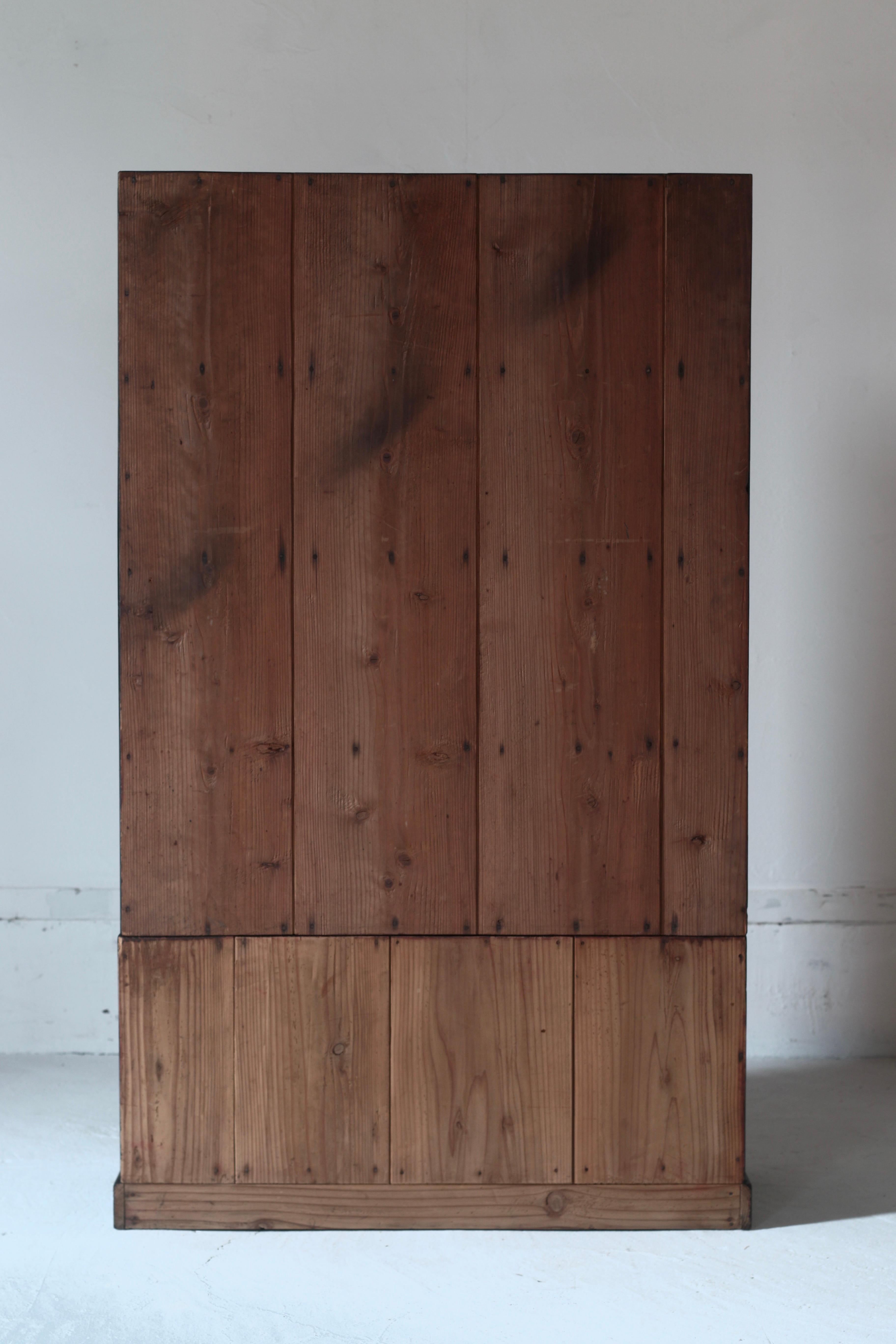 Travail du bois Ancienne armoire de rangement/Période Taisho WabiSabi japonaise en vente