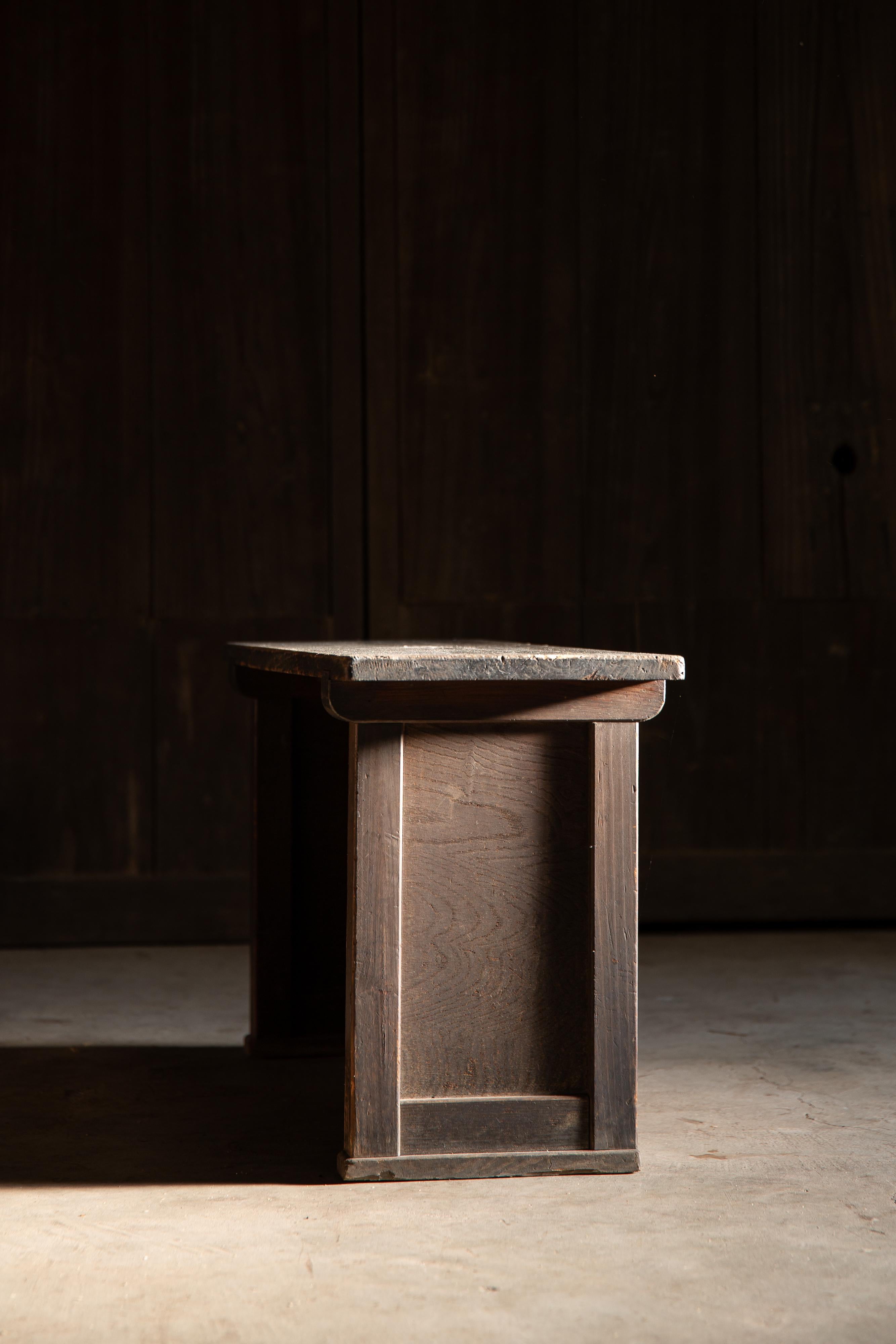 Japanese antique Black Urushi low display stand, wabi sabi side table or bench In Good Condition For Sale In 常陸大宮市, JP