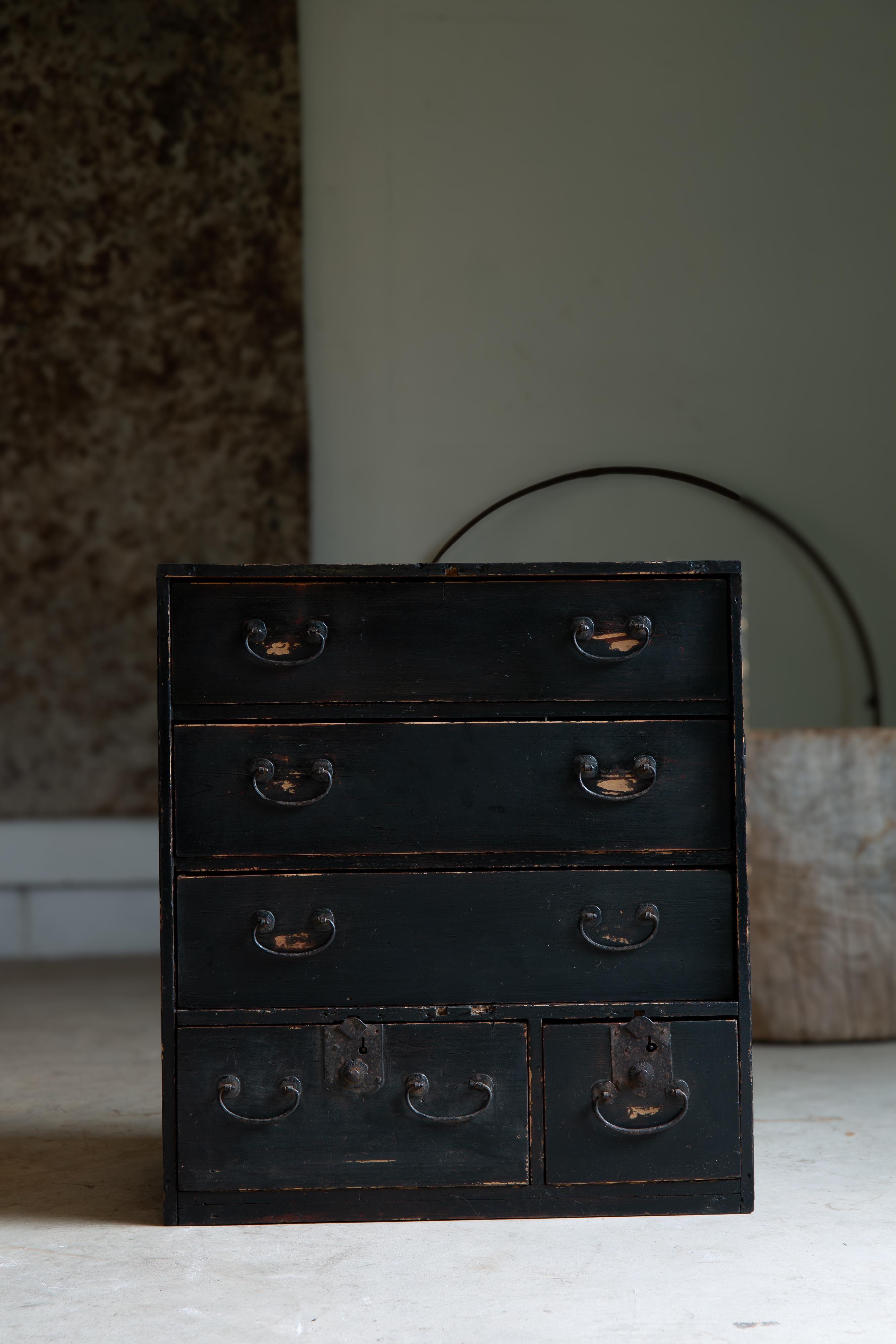 1860s-80s Japanese Edo antique wabi sabi Black Urushi mid Tansu chest of drawers In Fair Condition In 常陸大宮市, JP