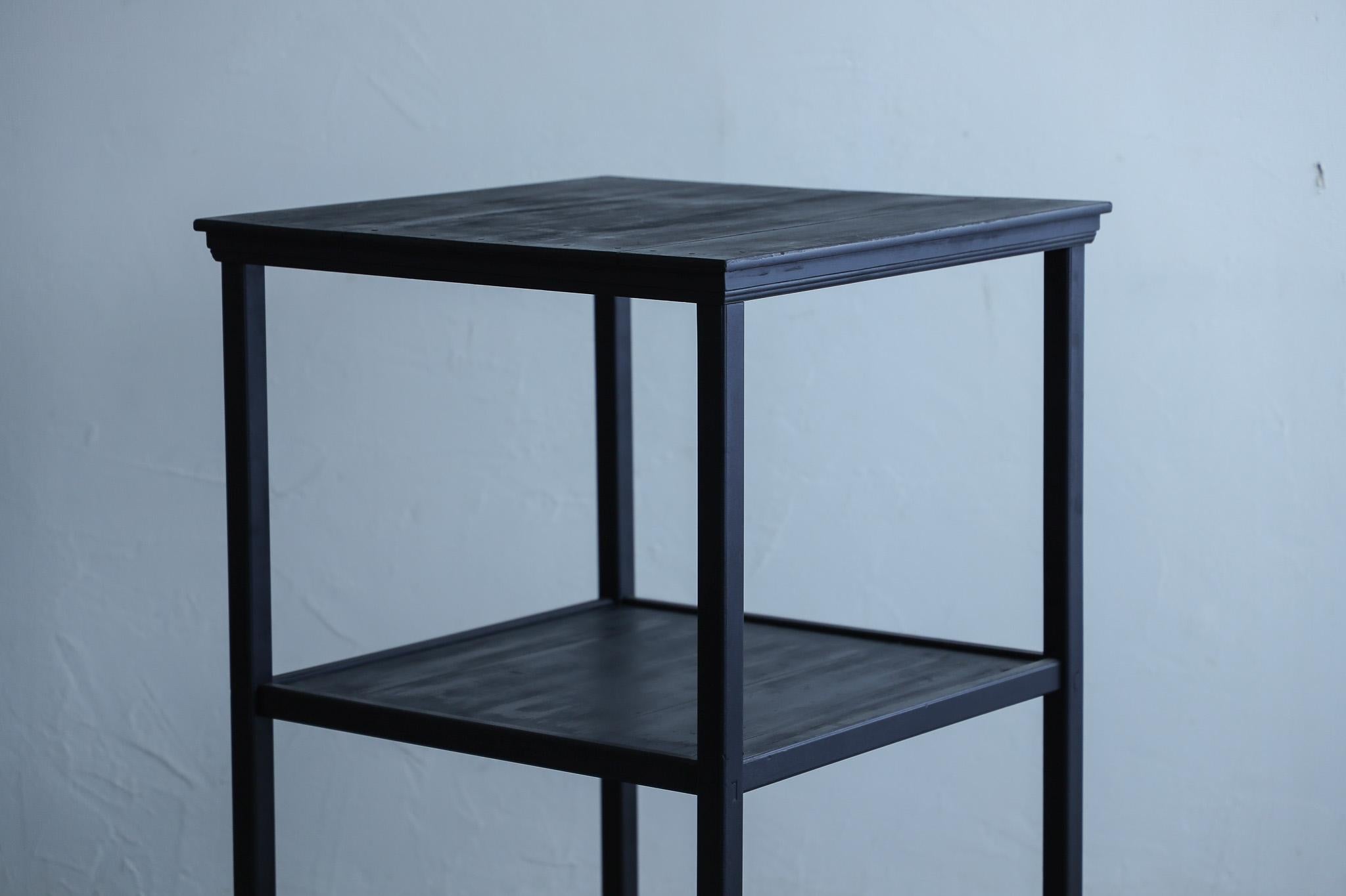 This is a black three-tiered rack from the Taisho period (1900-1926).

It is finished with a beautiful urethane coating, giving it an elegant luster.
The warm grain of the cherry wood is an accent, and the delicate decoration of the ginkgo surface