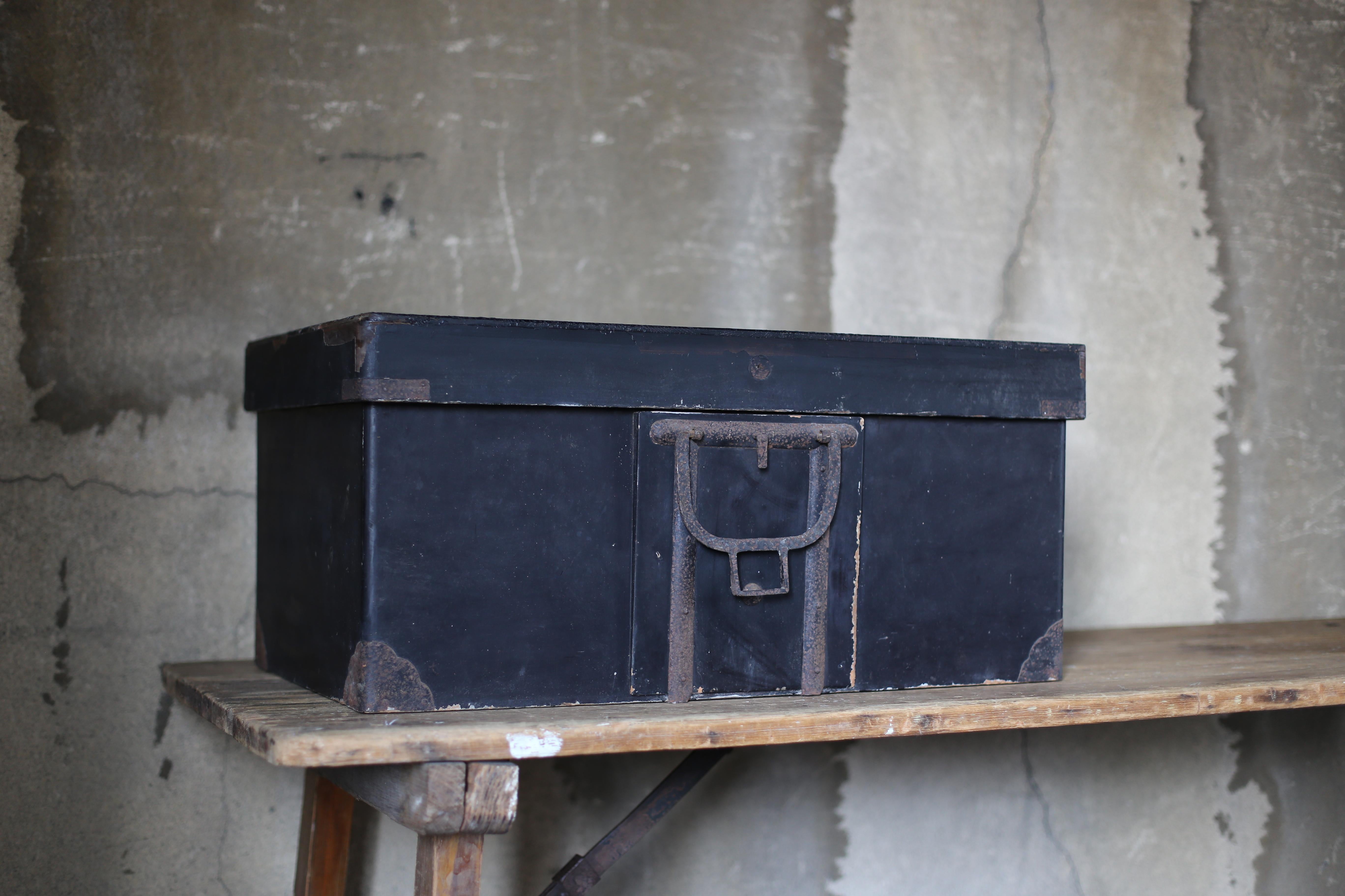 Japanese Antique Black Wooden Box 1700s-1800s/Coffee Table Tansu Mingei In Good Condition In Sammu-shi, Chiba