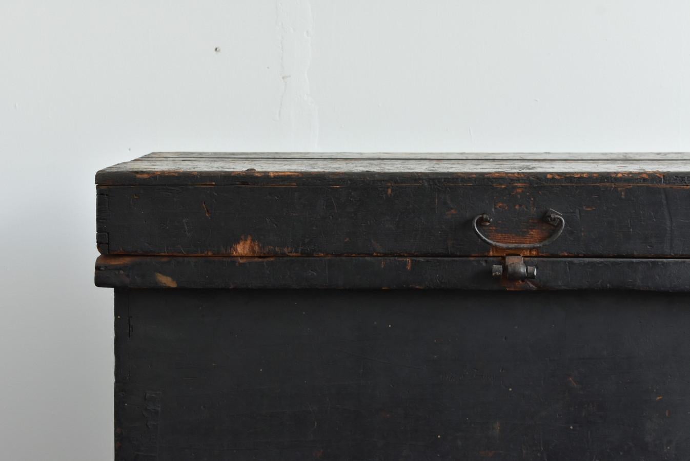 Japanese Antique Black Wooden Box/1800-1900/Coffee Table/Mingei Storage Box In Good Condition In Sammu-shi, Chiba