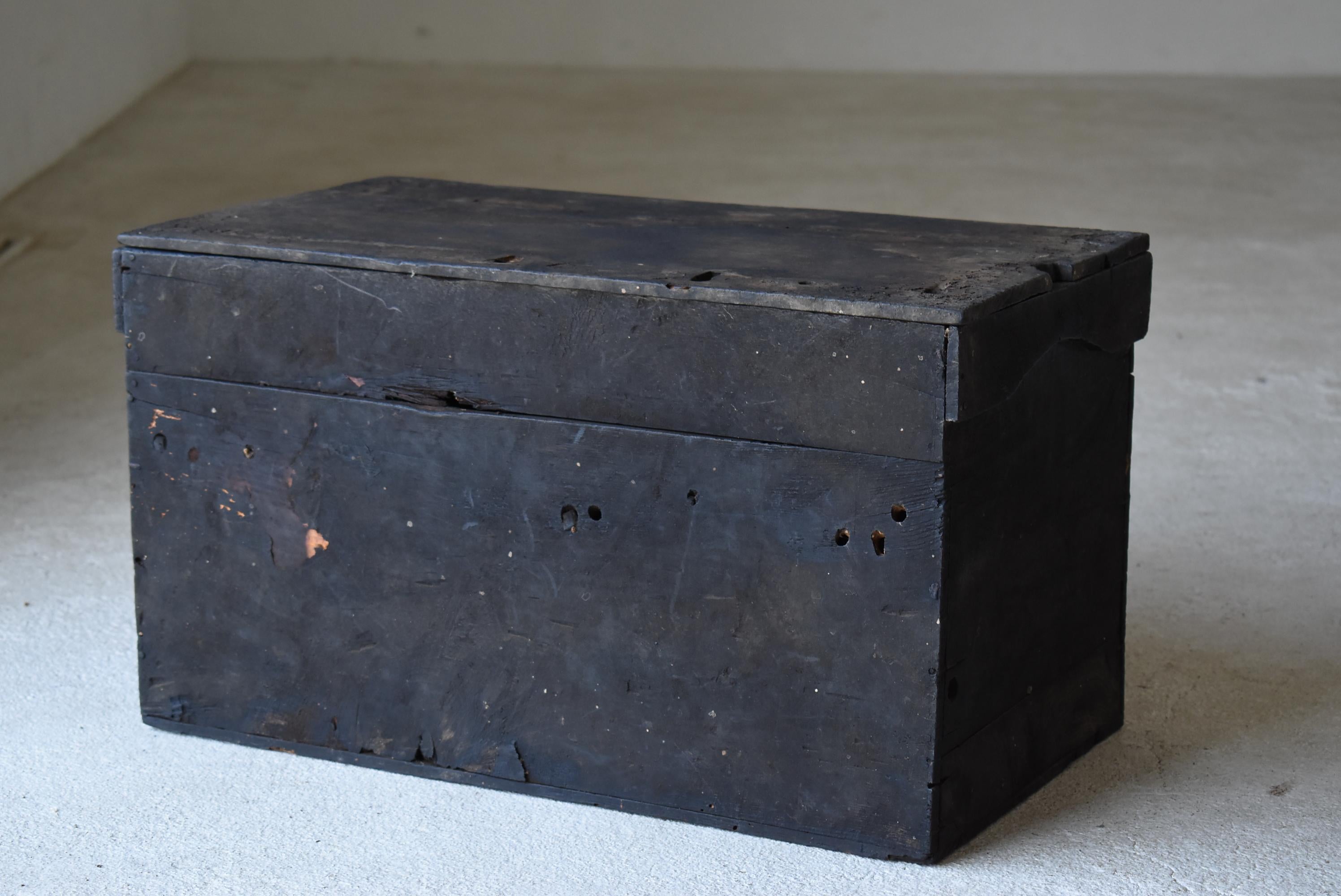 Japanese Antique Black Wooden Box 1860s-1900s/Coffee Table Tansu Mingei For Sale 4