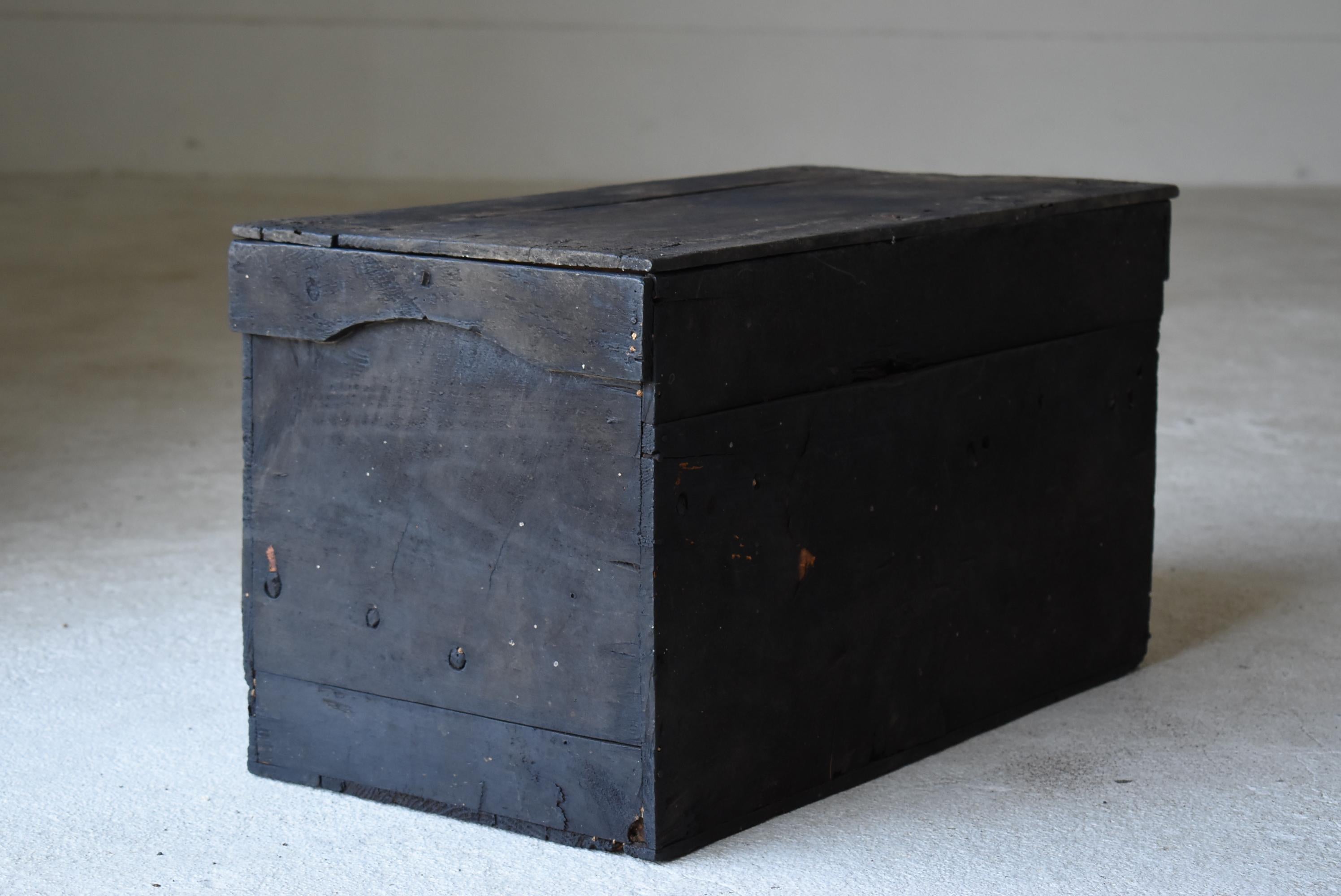 Japanese Antique Black Wooden Box 1860s-1900s/Coffee Table Tansu Mingei For Sale 5