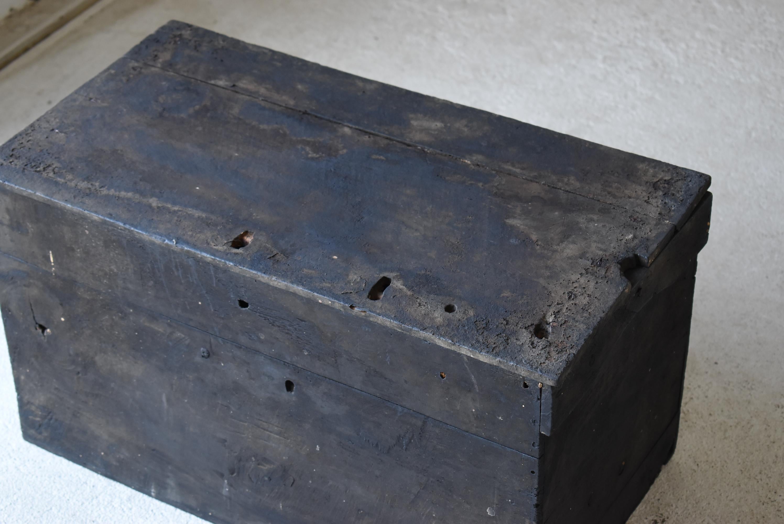 Japanese Antique Black Wooden Box 1860s-1900s/Coffee Table Tansu Mingei In Good Condition For Sale In Sammu-shi, Chiba