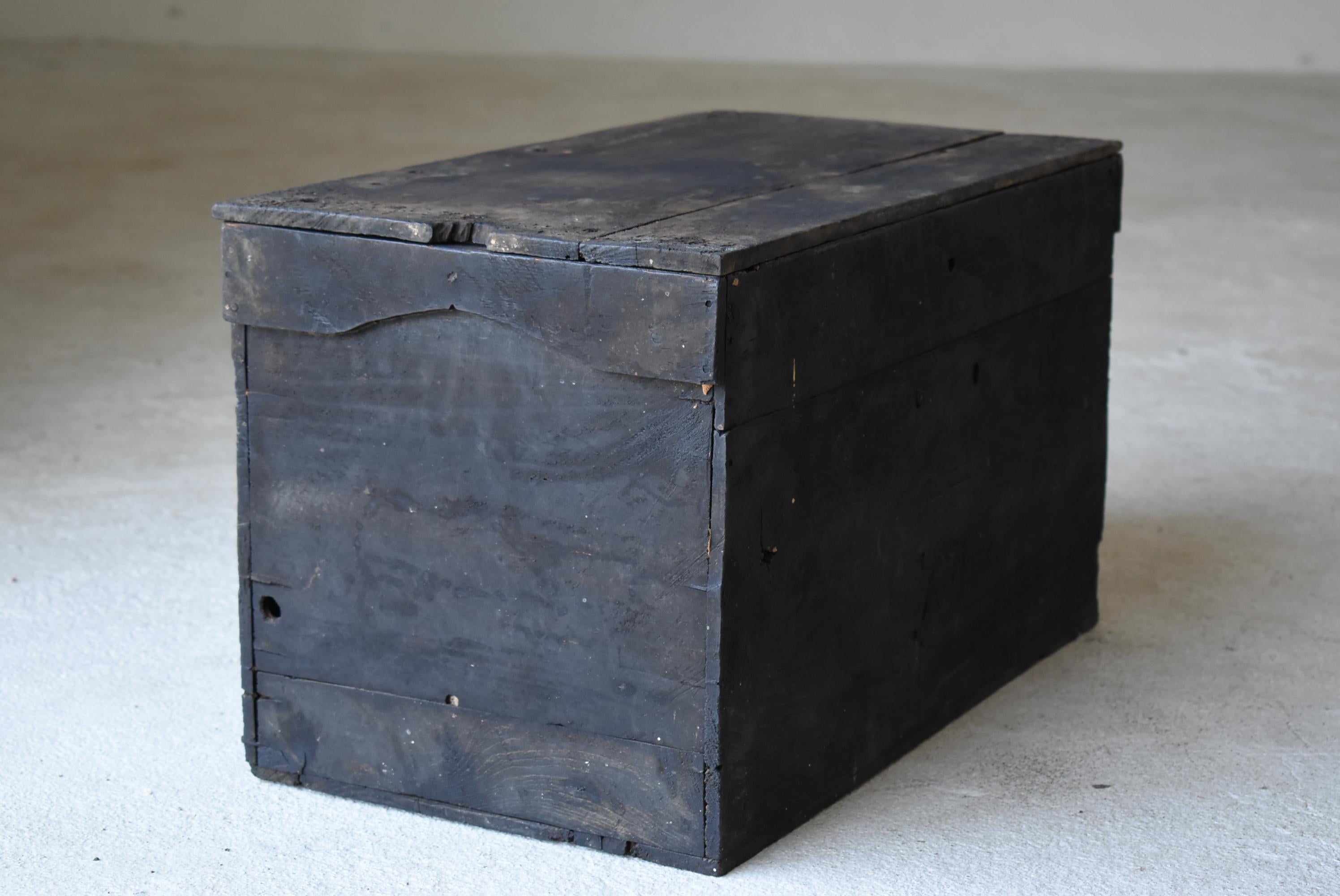 Japanese Antique Black Wooden Box 1860s-1900s/Coffee Table Tansu Mingei For Sale 2