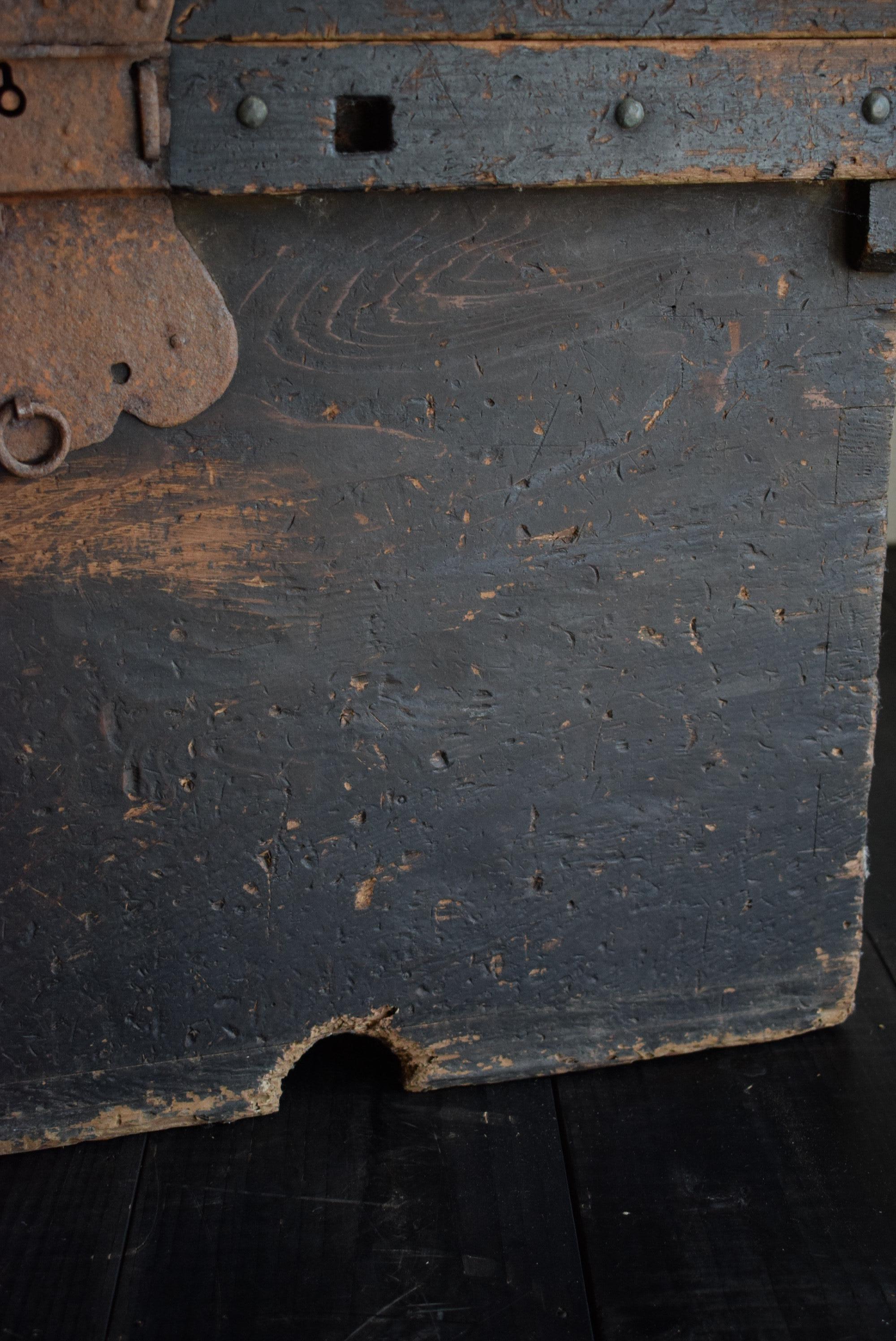 Japanische antike schwarze Holzschachtel 1860er-1900er Jahre/Sofa-Tisch Tansu Mingei Aufbewahrung (19. Jahrhundert) im Angebot