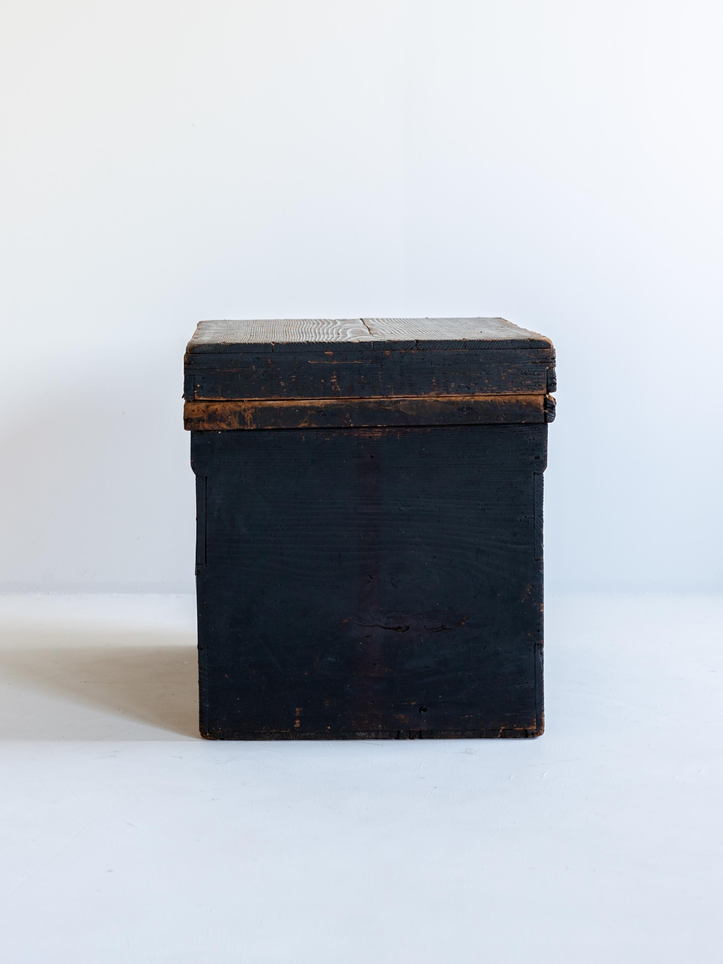 Japanese Antique Black Wooden Box 1860s-1900s / Sofa Table Tansu Wabi Sabi In Good Condition In Sammu-shi, Chiba