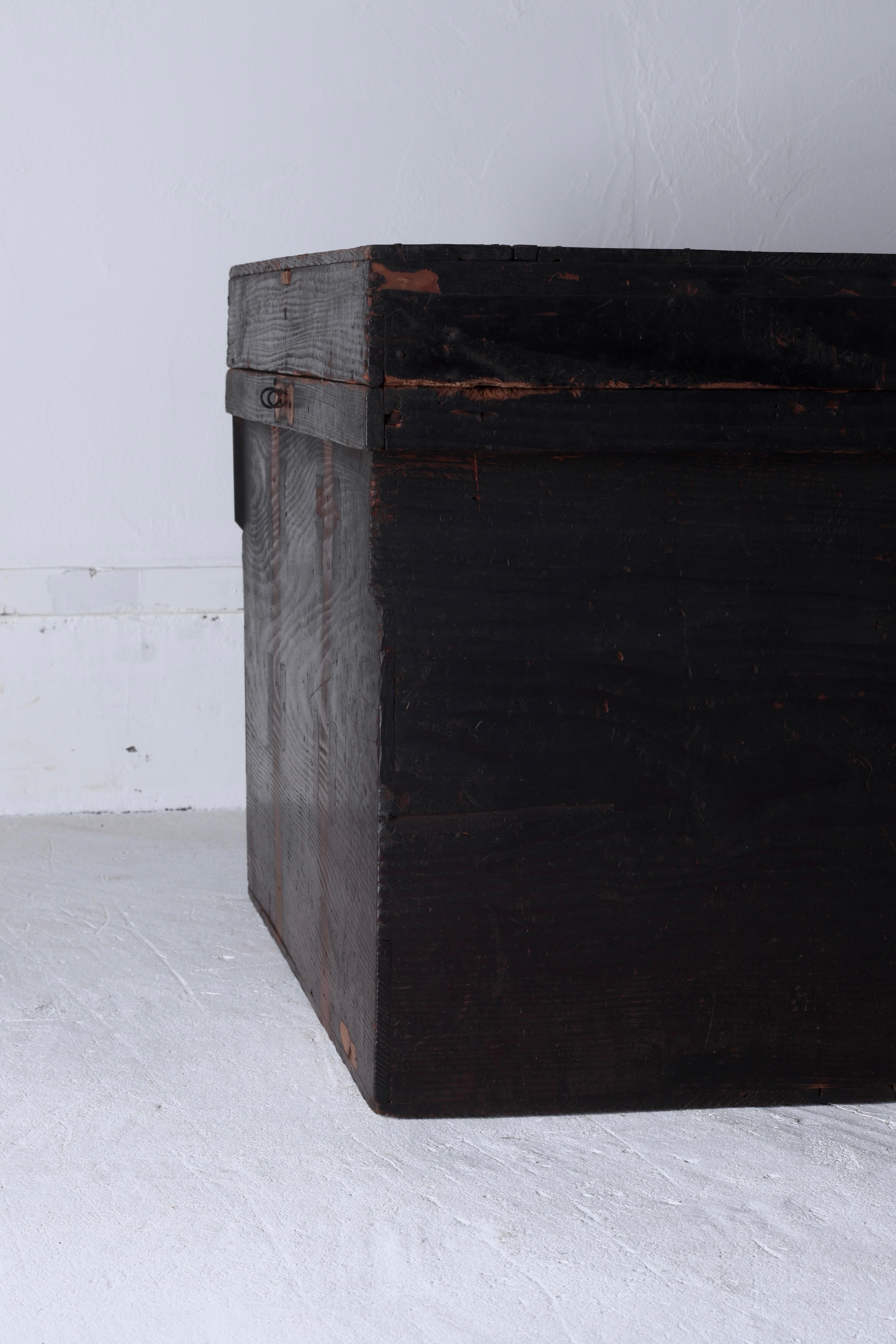 Japanischer antiker schwarzer Holzkasten-/Aufbewahrungs-Sofatisch/Sofatisch aus Japan, 1868-1912er Jahre, WabiSabi im Angebot 4