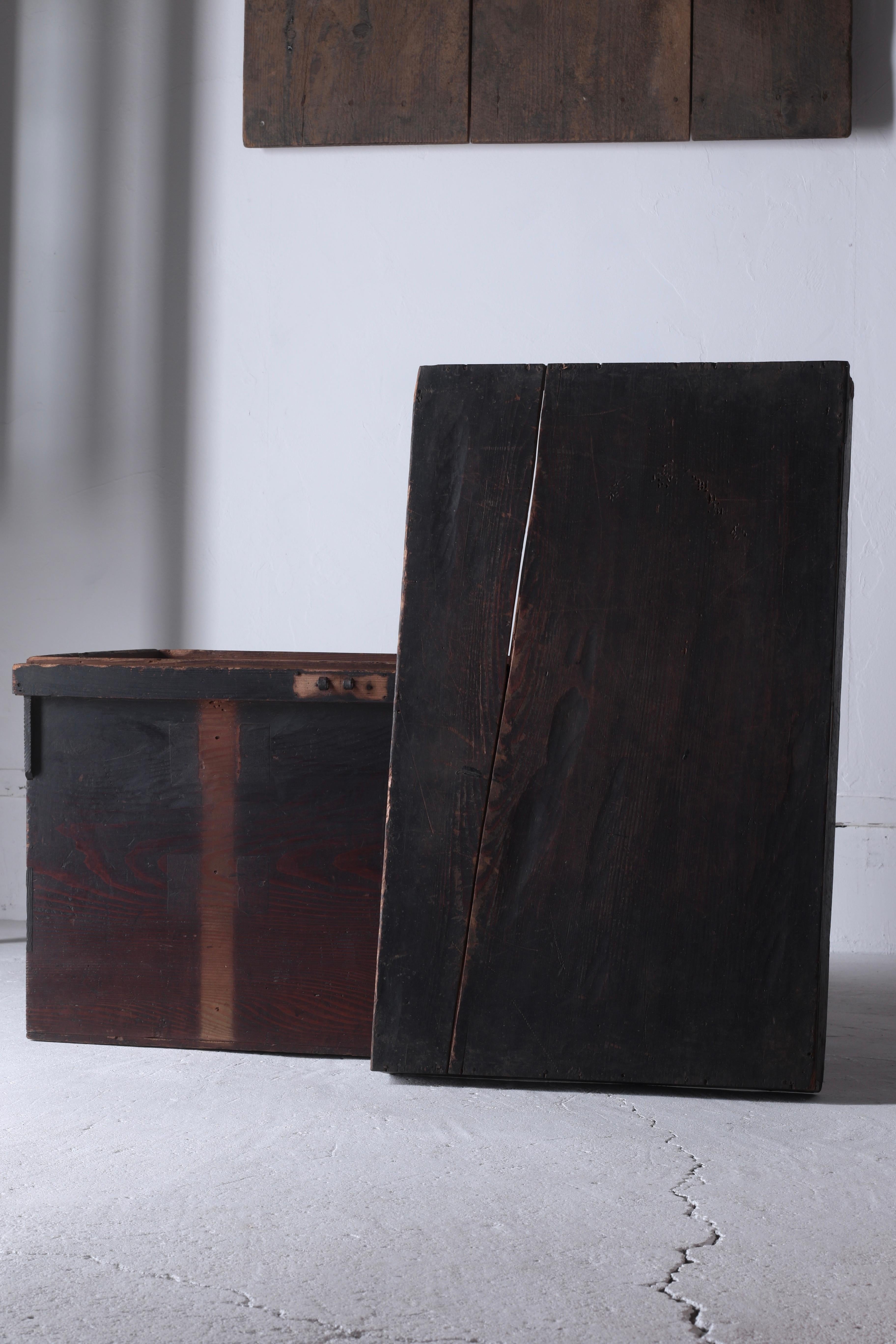 Japanischer antiker schwarzer Holzkasten-/Aufbewahrungs-Sofatisch/Sofatisch aus Japan, 1868-1912er Jahre, WabiSabi im Angebot 5