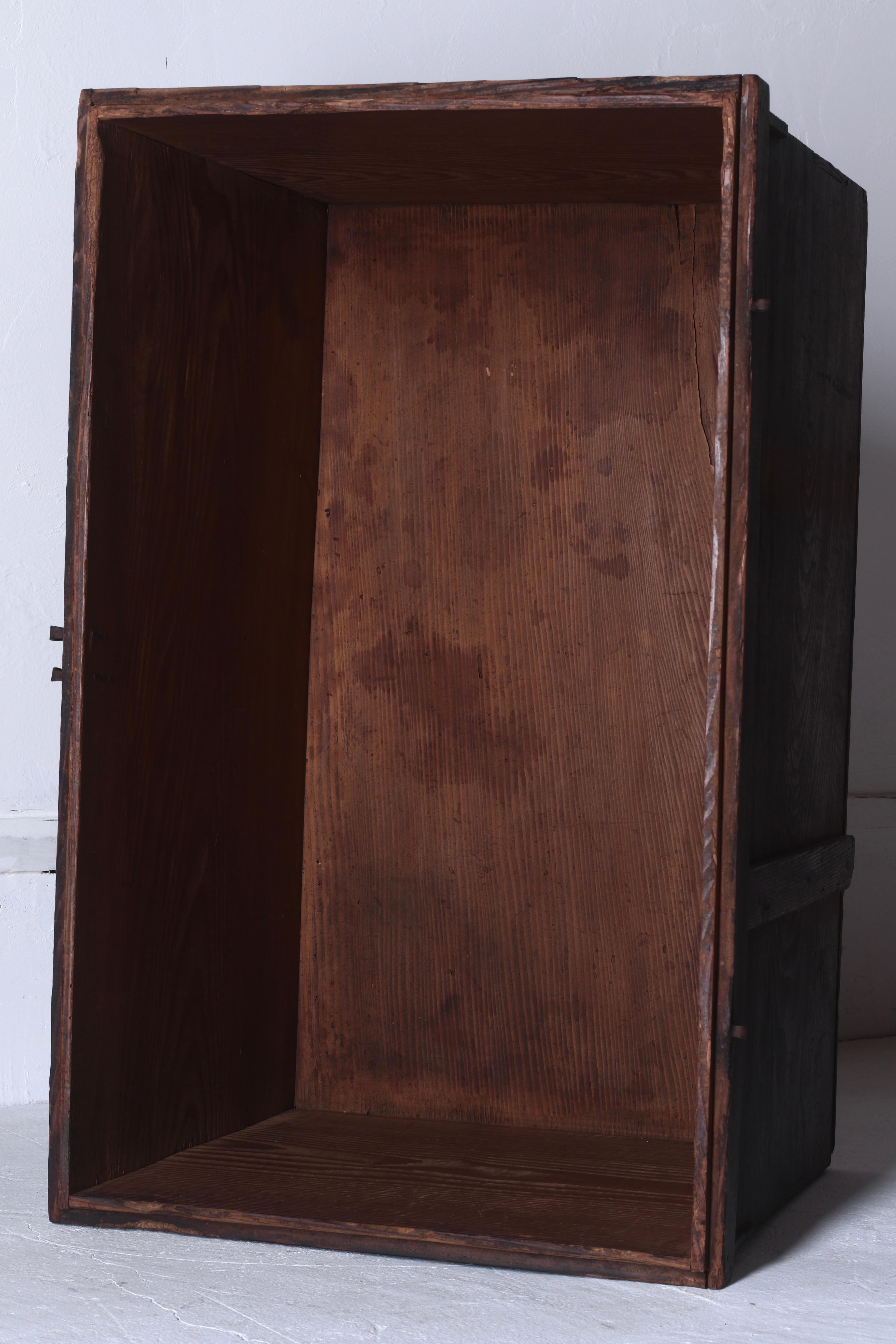 Japanischer antiker schwarzer Holzkasten-/Aufbewahrungs-Sofatisch/Sofatisch aus Japan, 1868-1912er Jahre, WabiSabi im Angebot 7