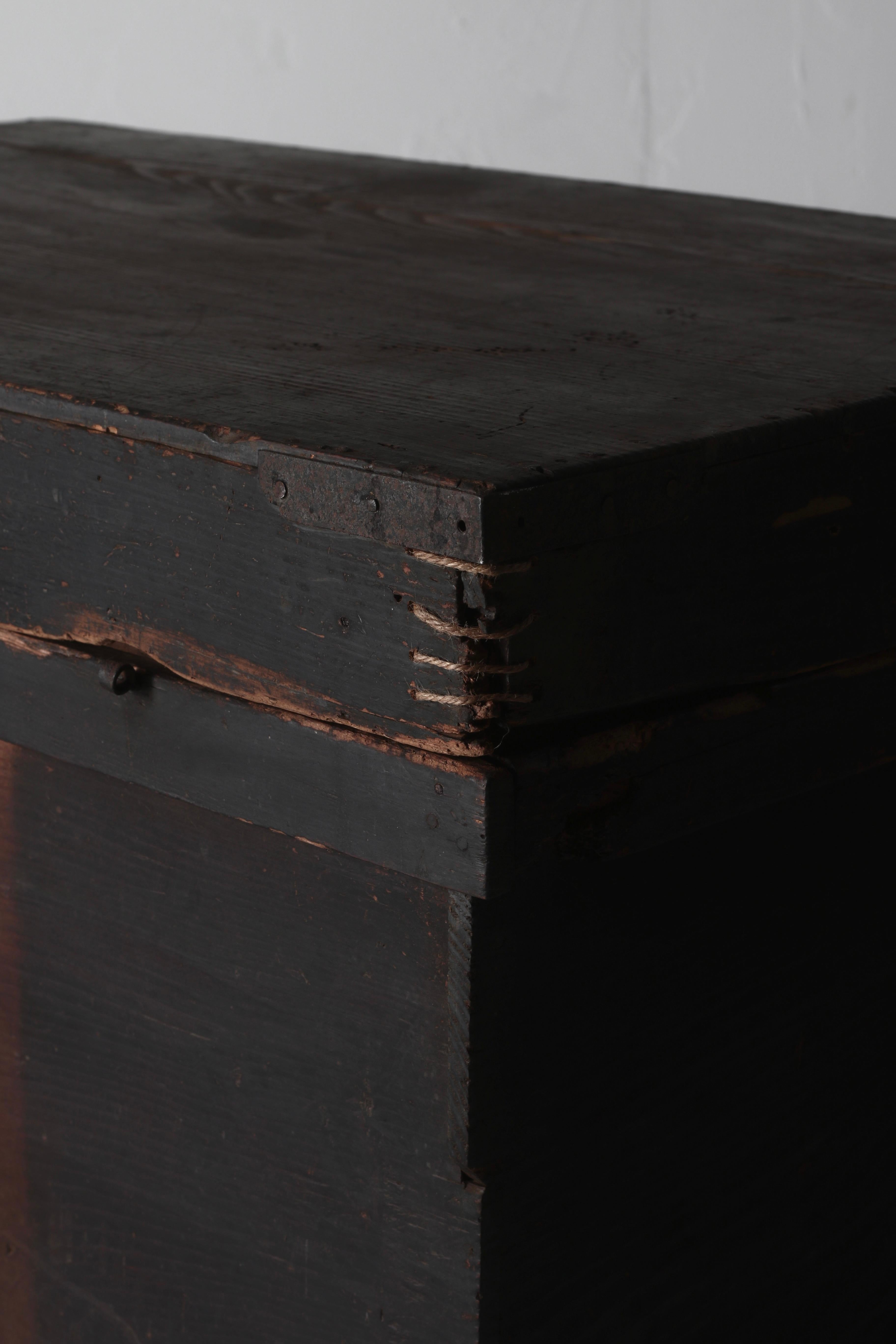 Japanischer antiker schwarzer Holzkasten-/Aufbewahrungs-Sofatisch/Sofatisch aus Japan, 1868-1912er Jahre, WabiSabi im Angebot 1