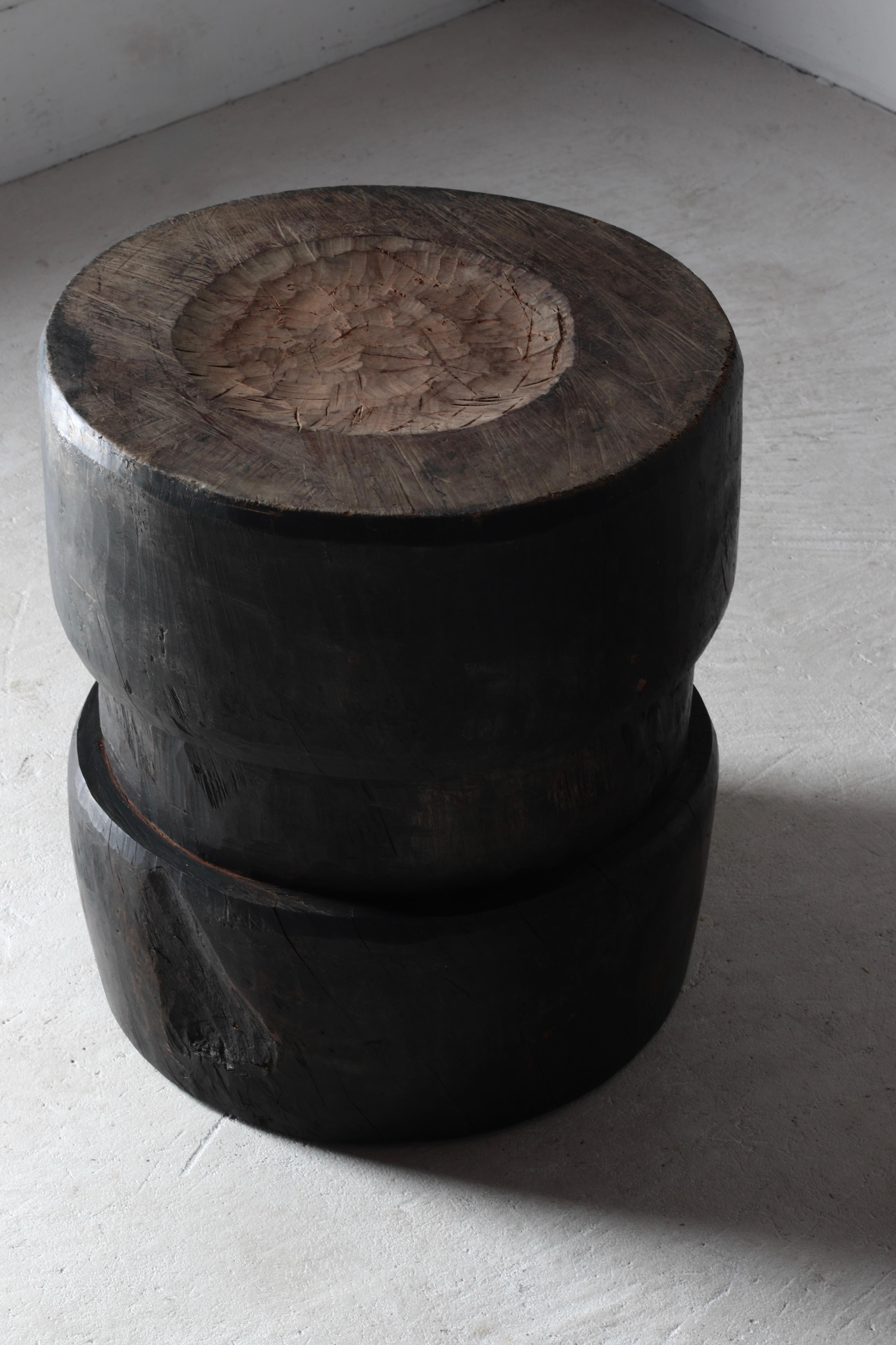 Japonais Table basse / table d'appoint japonaise ancienne en bois noir / 1868-1912s Wabi-sabi en vente