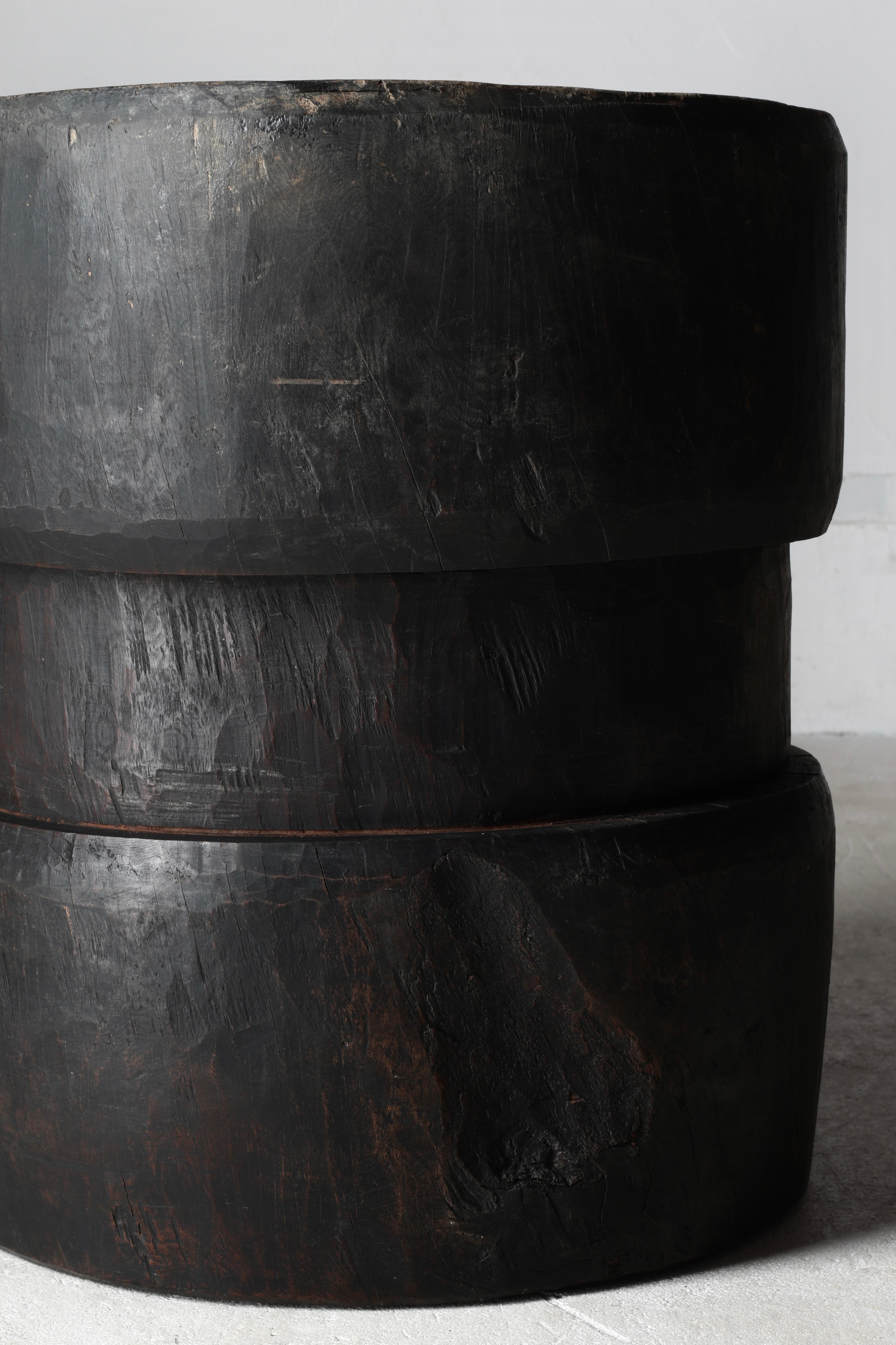 Travail du bois Table basse / table d'appoint japonaise ancienne en bois noir / 1868-1912s Wabi-sabi en vente