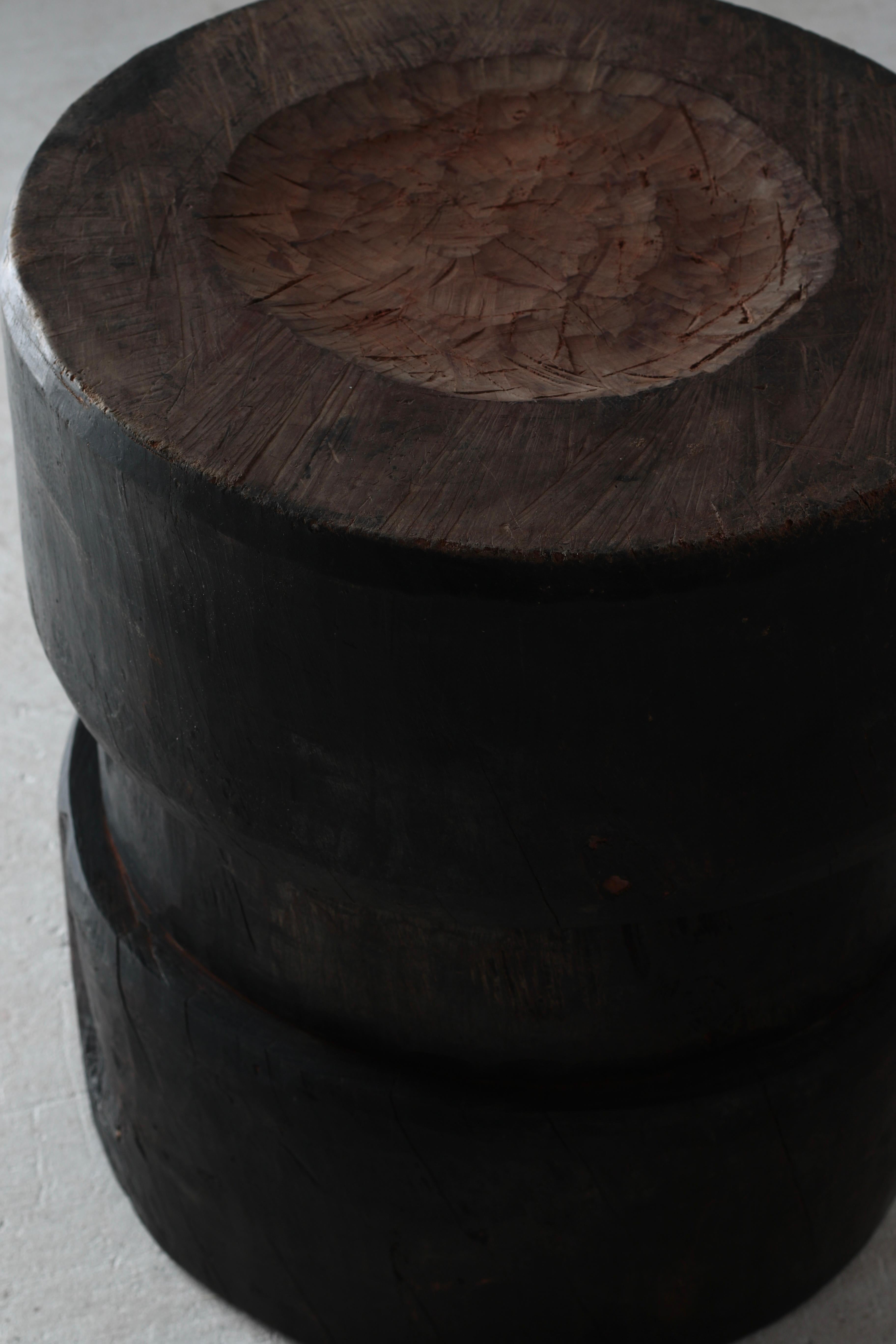 Bois Table basse / table d'appoint japonaise ancienne en bois noir / 1868-1912s Wabi-sabi en vente