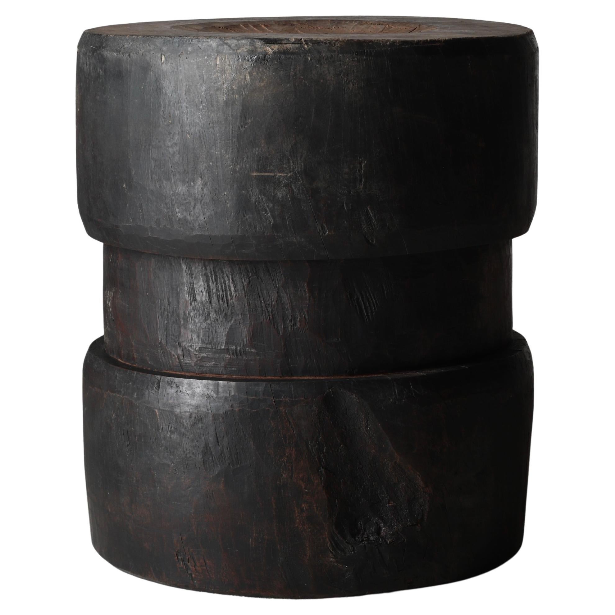 Table basse / table d'appoint japonaise ancienne en bois noir / 1868-1912s Wabi-sabi en vente