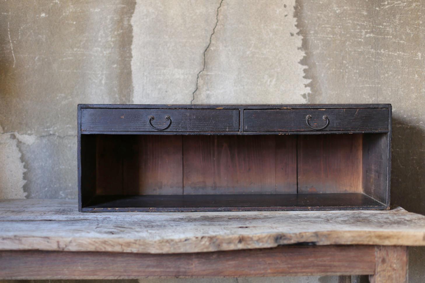 Il s'agit d'un tiroir en bois fabriqué au Japon au cours des périodes Meiji et Taisho (1868-1920).
Il aurait également été utilisé comme bureau bas. À l'époque moderne, il pourrait être utilisé très joliment comme présentoir bas. Par rapport à