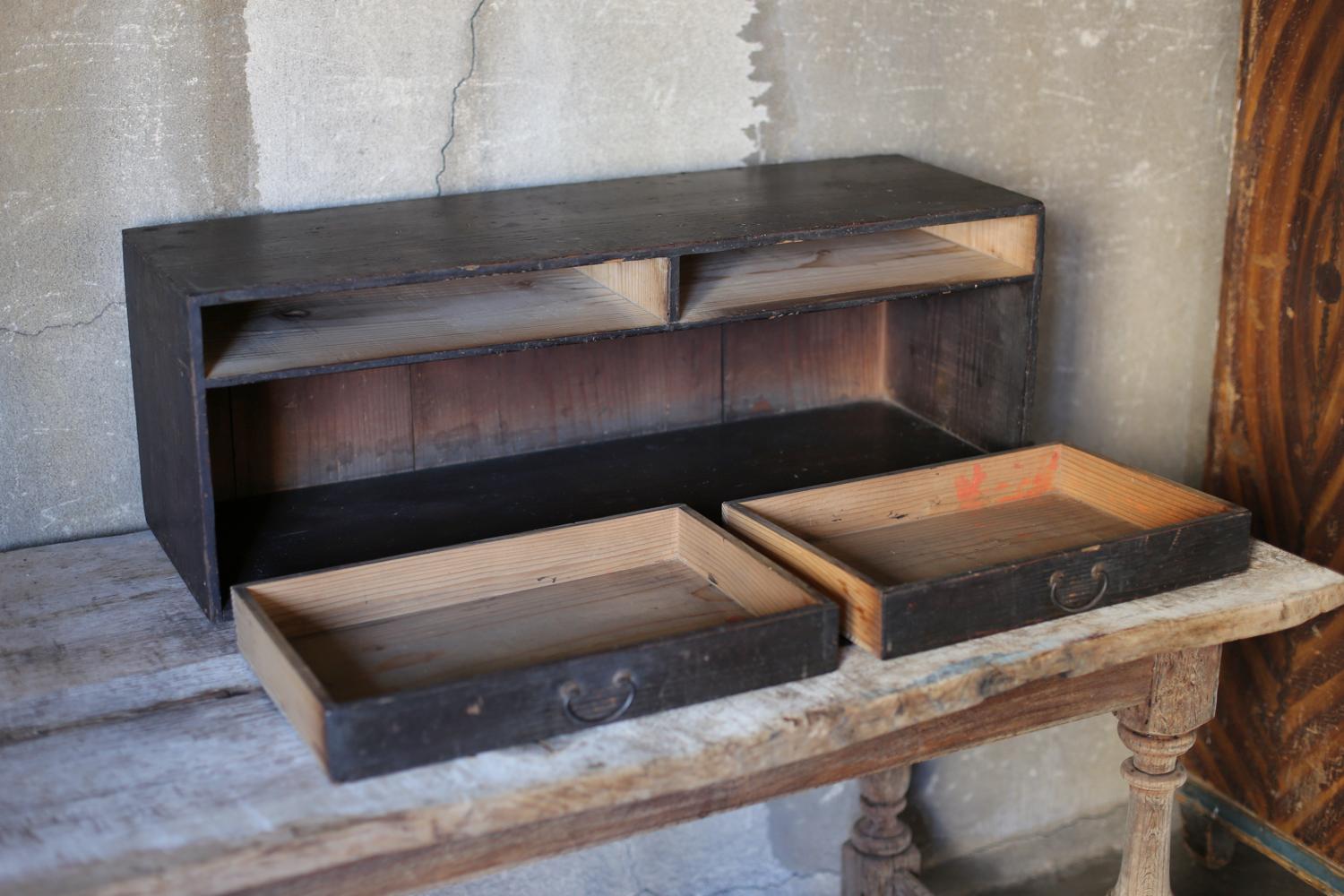 Travail du bois Tiroir japonais ancien en bois noir / Petit bureau bas / 1868-1920 / Coffre en vente
