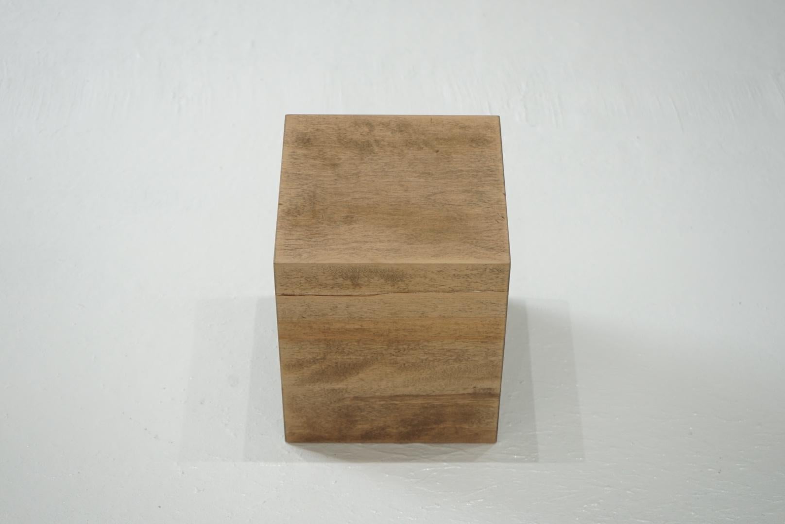 Il s'agit d'un vieux bloc de bois japonais.
Je pense qu'un objet carré serait bien comme objet d'art ou comme stand d'exposition pour y mettre quelque chose.

Poids 7,4 kg

Nous vous proposerons toujours la meilleure méthode d'expédition.
Veuillez