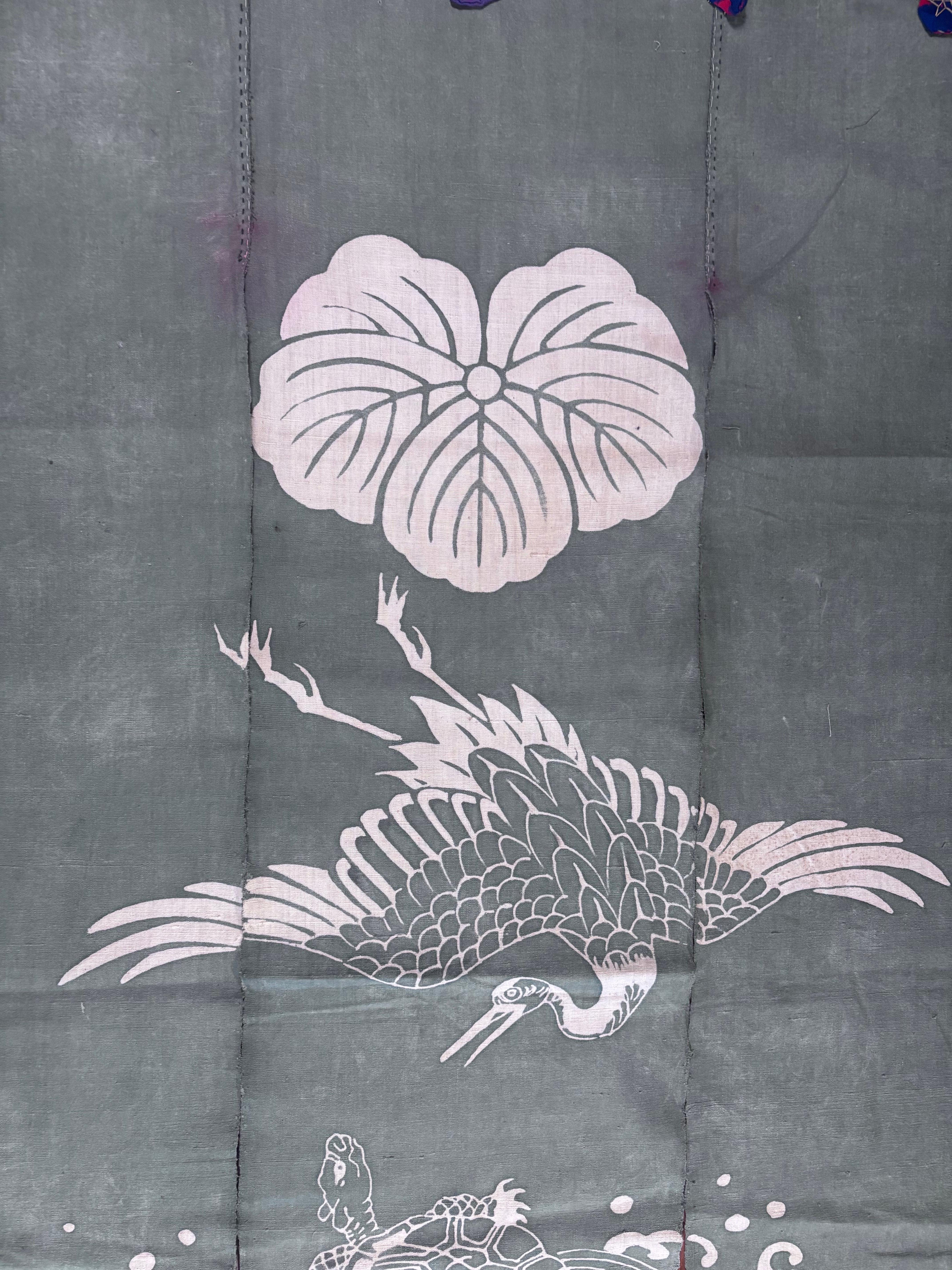 Symbole du bonheur et de la longévité 

Japon, rare noren (rideau de porte) ancien en chanvre avec des figures de grue et de tortue de bon augure, symboliques du bonheur et de la longévité.  Cousu à la main avec un joli tissu de chanvre bleu et