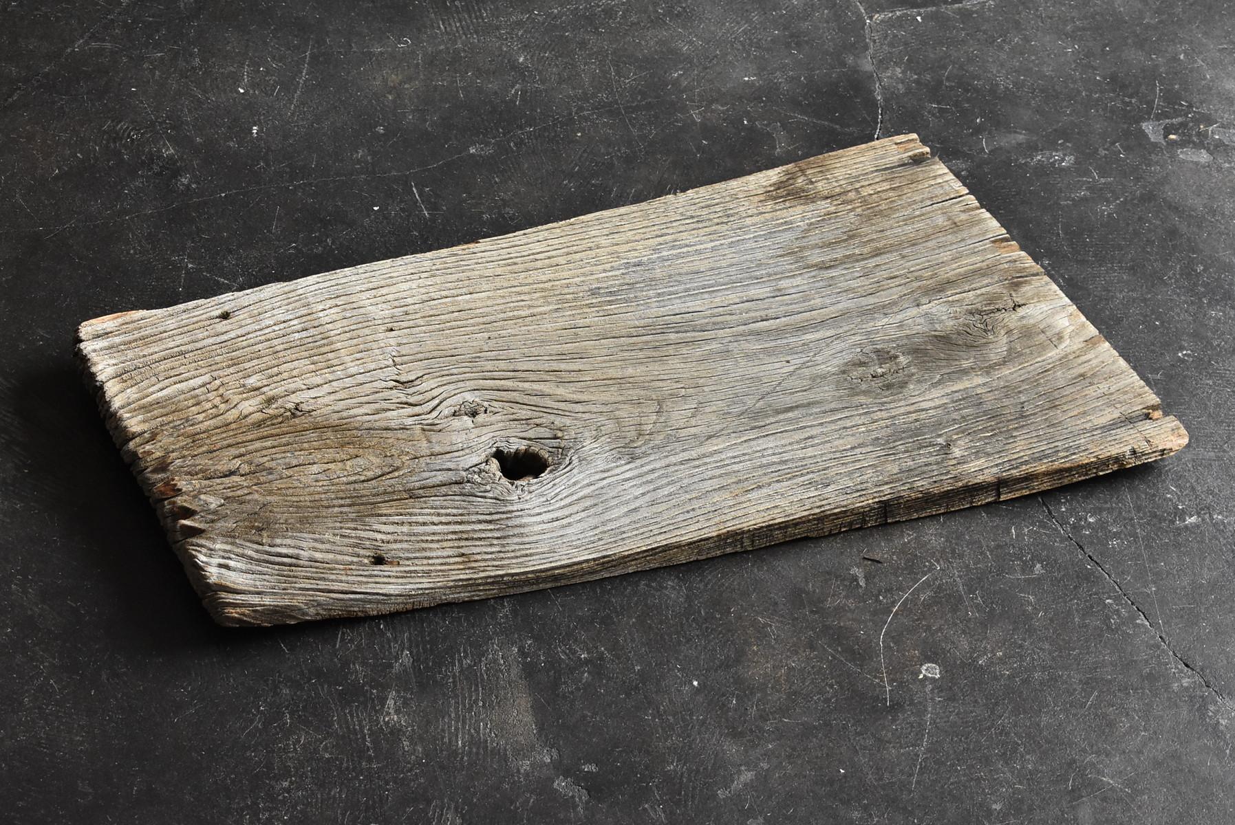 We have an aesthetic sense peculiar to Japanese people.
And we introduce the unique items that only we can do, the route of purchasing in Japan, the experience value so far, and the way that no one can imitate.

This is an old board used for